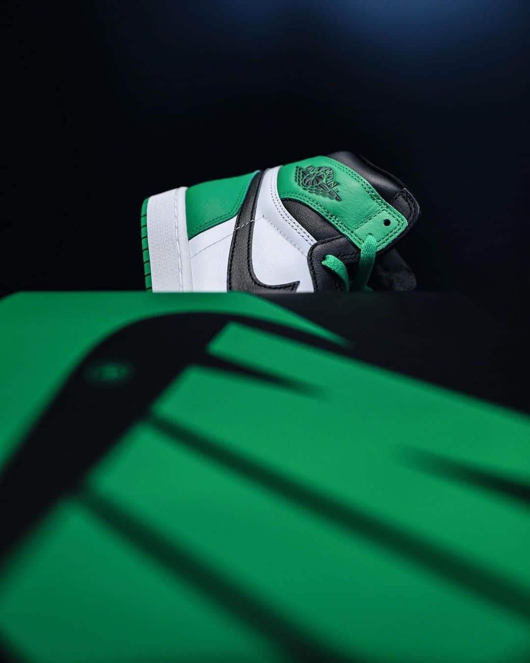 名古屋パルコさんのインスタグラム写真 - (名古屋パルコInstagram)「【西館2F SNKR SUNK】 Nike Air Jordan 1 Retro High OG  "Celtics/Black and Lucky Green" (2023)  今回発売される一足は、2009年にもリリースされた"セルティックス"というカラーだ。 過去に登場したこのカラーは、「Defining Moments Pack」略してDMPというパックで発売されたうちの一足。 1986年に樹立されたNBAの記念すべき記録を祝して誕生したカラーであり、ヒール付近にはジャンプマンのロゴが配されているのが特徴的。 今作ではヒール付近のジャンプマンロゴを取り払い、従来のOG仕様と同じ形となっている。 人気カラーの復活も相まって、ジョーダンファンにはたまらない仕上がりであること間違い無いだろう。」7月9日 14時56分 - parco_nagoya_official
