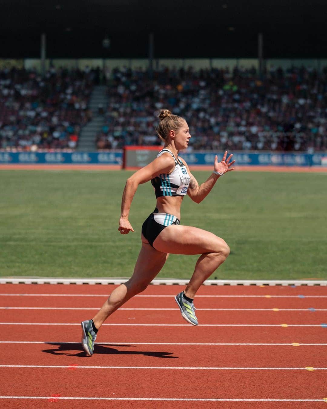 ジーナ・ルケンケムペルのインスタグラム：「Gestern Deutsche Meisterin über 100m in 11.03 und heute dann noch mal über 4x100m mit den Mädels vom SCC Berlin in einer Wahnsinns Zeit von 43.91 🔥 @nadine_rtz_ @michellejnk @leonie_1524   Danke an alle fürs Daumen drücken ob vor Ort oder vor dem TV! 🥳  📸 @top4running.de   #teamlückenkemper #teamlueckenkemper #teamwork」