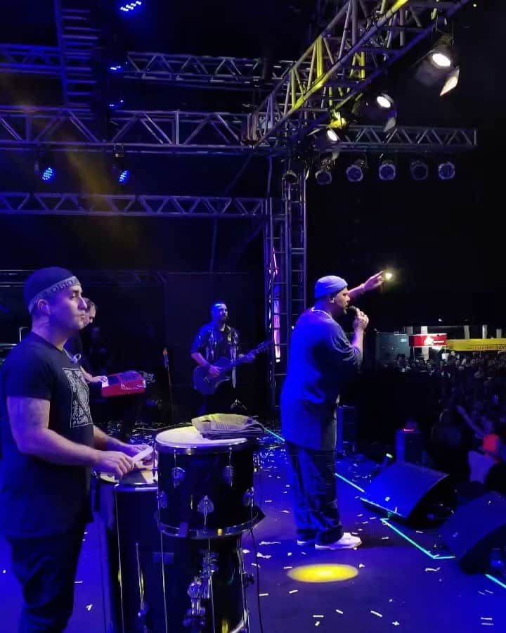 Sorriso Marotoのインスタグラム：「Nem a chuva foi capaz de tirar a energia de vocês, valeu Londrina por essa noite incrível! Até a próxima 👊🏽🔥  #ComoAntigamente」