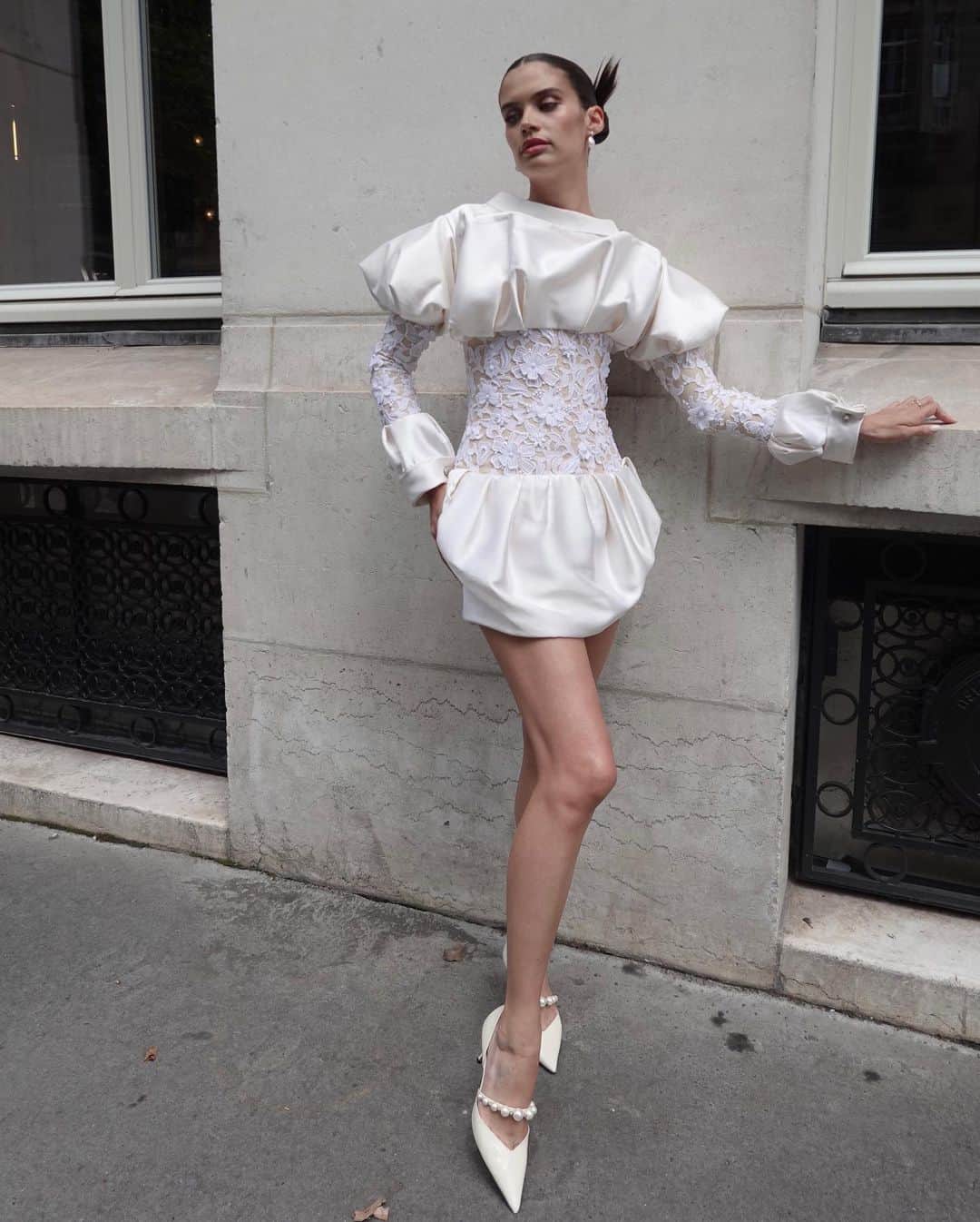 サラ・サンパイオのインスタグラム：「The geniuses @viktorandrolf do it again! @lucienpagescommunication  Ps. I only noticed after I wore the dress backwards 😅 but hey still looks awesome.」