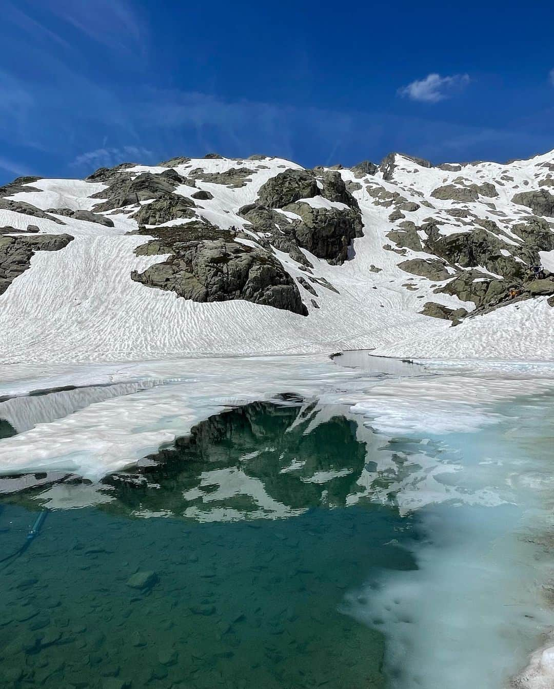 Leslie Camila-Roseさんのインスタグラム写真 - (Leslie Camila-RoseInstagram)「June 2023. More mountains. More glaciers. More joy.  Adventuring at home in the Alps. (And scooting for the glacier project 🎥🎙️ )   Pictures of me : credit @matthewdavies_dov 📸    #alps #glaciers #glaciersdesalpes #montblanc #lacblanc #aiguillesrouges」7月10日 1時53分 - leslie_coutterand