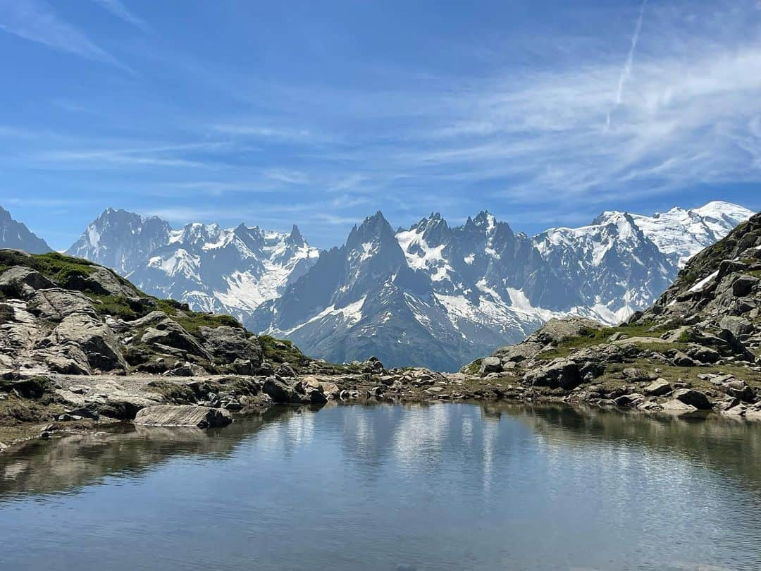 Leslie Camila-Roseさんのインスタグラム写真 - (Leslie Camila-RoseInstagram)「June 2023. More mountains. More glaciers. More joy.  Adventuring at home in the Alps. (And scooting for the glacier project 🎥🎙️ )   Pictures of me : credit @matthewdavies_dov 📸    #alps #glaciers #glaciersdesalpes #montblanc #lacblanc #aiguillesrouges」7月10日 1時53分 - leslie_coutterand