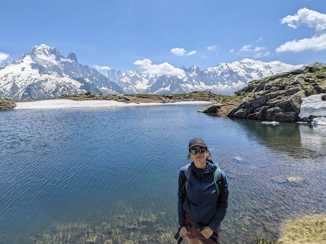 Leslie Camila-Roseさんのインスタグラム写真 - (Leslie Camila-RoseInstagram)「June 2023. More mountains. More glaciers. More joy.  Adventuring at home in the Alps. (And scooting for the glacier project 🎥🎙️ )   Pictures of me : credit @matthewdavies_dov 📸    #alps #glaciers #glaciersdesalpes #montblanc #lacblanc #aiguillesrouges」7月10日 1時53分 - leslie_coutterand