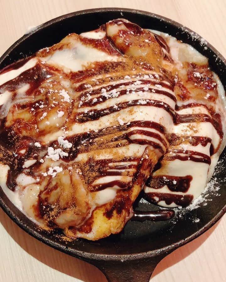田上よしえのインスタグラム：「居酒屋でデザートにバナナのパンケーキ頼んだらお好み焼きみたいの出て来た😂」