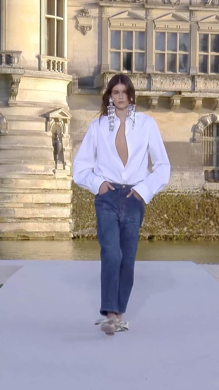 のインスタグラム：「A preciousness is afforded to the everyday at Valentino “Un Château.”  For the collection’s opening look, a pair of gazar jeans is painstakingly embroidered with glass beads, creating a trompe-l’œil that demands a closer look.  Experience the full collection now by visiting the link in bio.  Soundtrack by @ANOHNI Makeup: @valentino.beauty #ValentinoUnChateau #ValentinoHauteCouture」