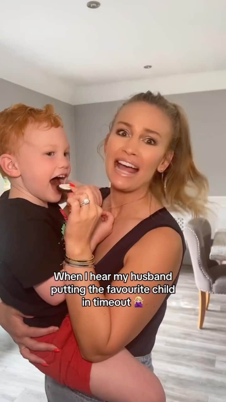 Anna Sacconeのインスタグラム：「Not on my watch!! 😠🙅🏼‍♀️ #mamasboy #youngestchild #momof4 #toxicmom #boymom #favoritechild #mummysboy #sacconejolys #annasaccone #andrealuca #spoiledrotten」