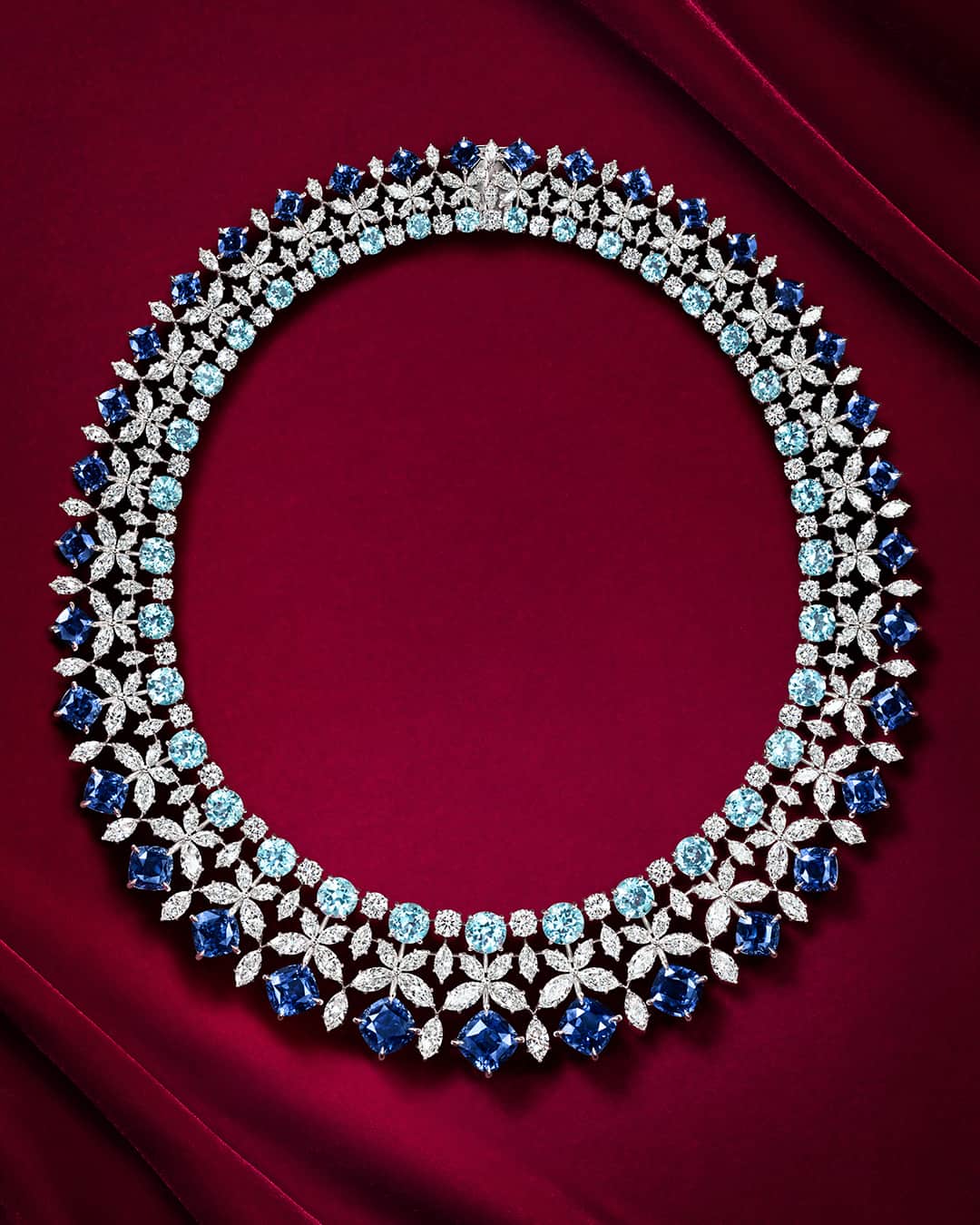 ハリー・ウィンストンのインスタグラム：「Inspired by the original commission that featured small clusters of diamonds resembling delicate butterflies mid-flight, the diamond strand of the Princess Necklace sparkles with clusters of marquise-shaped stones that recall the butterfly motif. Discover the House’s royal history through the suites of the Royal Adornments collection by tapping the link in bio. #HarryWinston #WinstonHighJewelry」