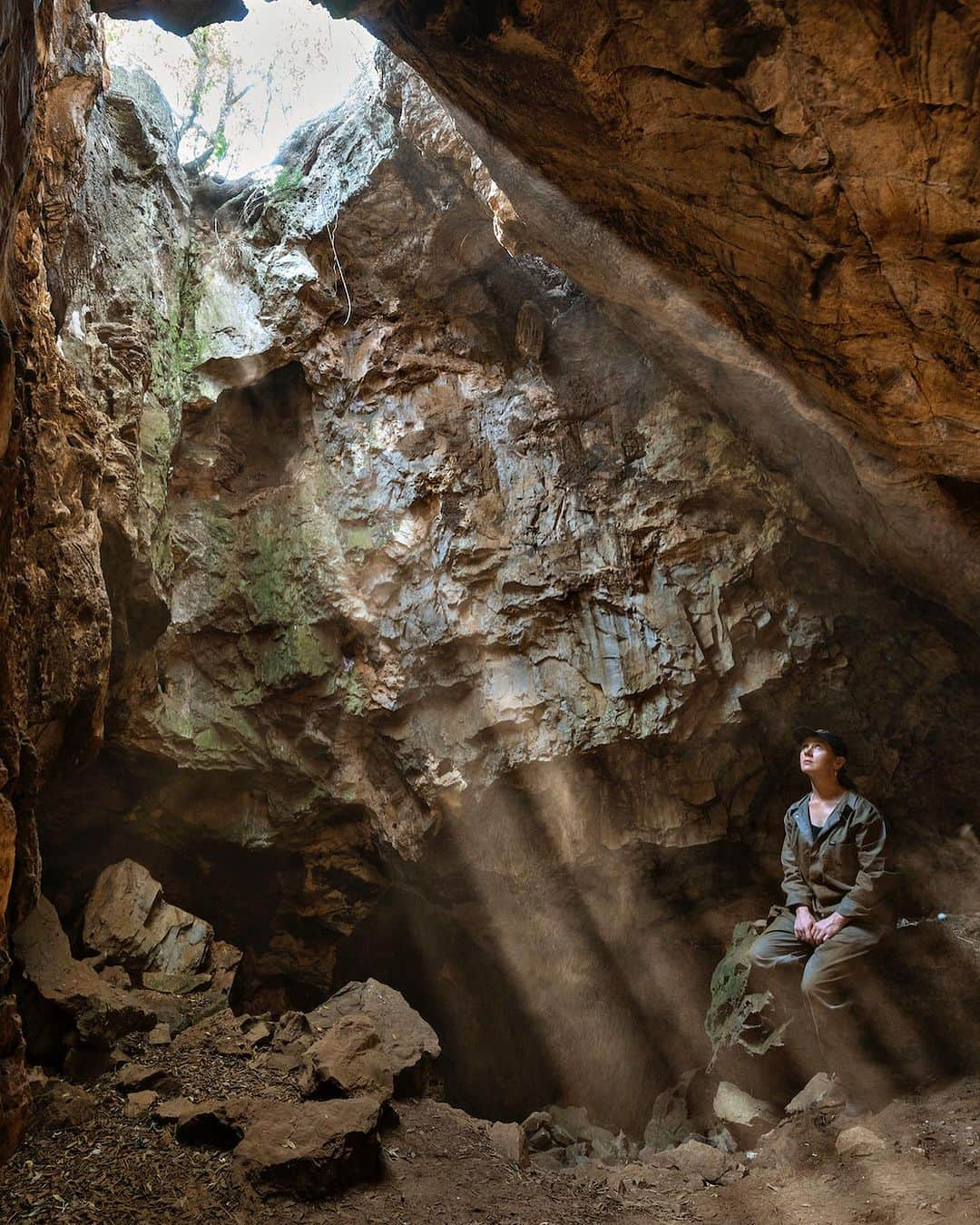 Robert Clarkさんのインスタグラム写真 - (Robert ClarkInstagram)「In the summer of 2022, @profleeberger lost 50 pounds in order to wriggle through openings in the Rising Star South Africa where his team has been unearthing the remains of Homo naledi, a proto-human likely to have coexisted with Homo sapiens some 250,000 years ago. Once inside the cave, Berger made shocking new discoveries that expand our understanding of this early hominid—discoveries that stand to alter our fundamental understanding of what makes us human. Look for his new book #CaveOfBones」7月10日 0時33分 - robertclarkphoto