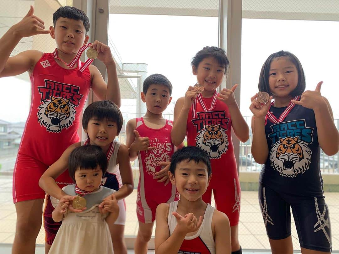 のインスタグラム：「茨城オープンジュニアレスリング大会 AACCキッズ  6名出場 🥇金2 🥉銅2でした！ みんな頑張りました😊  できたこと、できなかったこと、「考えて」「工夫して」「反復して」次に活かそう☝🏻  AACC Kids 6 entry 2 gold 2 bronze this time. Let's more be strong together!!!!  #aacc #aacckids #aacckidswrestling #aaccキッズ #aaccキッズレスリング #kidswrestling #オリンピックレスリングの動きを取り入れた運動体操教室  #ココロとカラダを強くする #習い事ならaacc #レスリングやるならaacc #team #仲間 #茨城オープンジュニアレスリング大会」