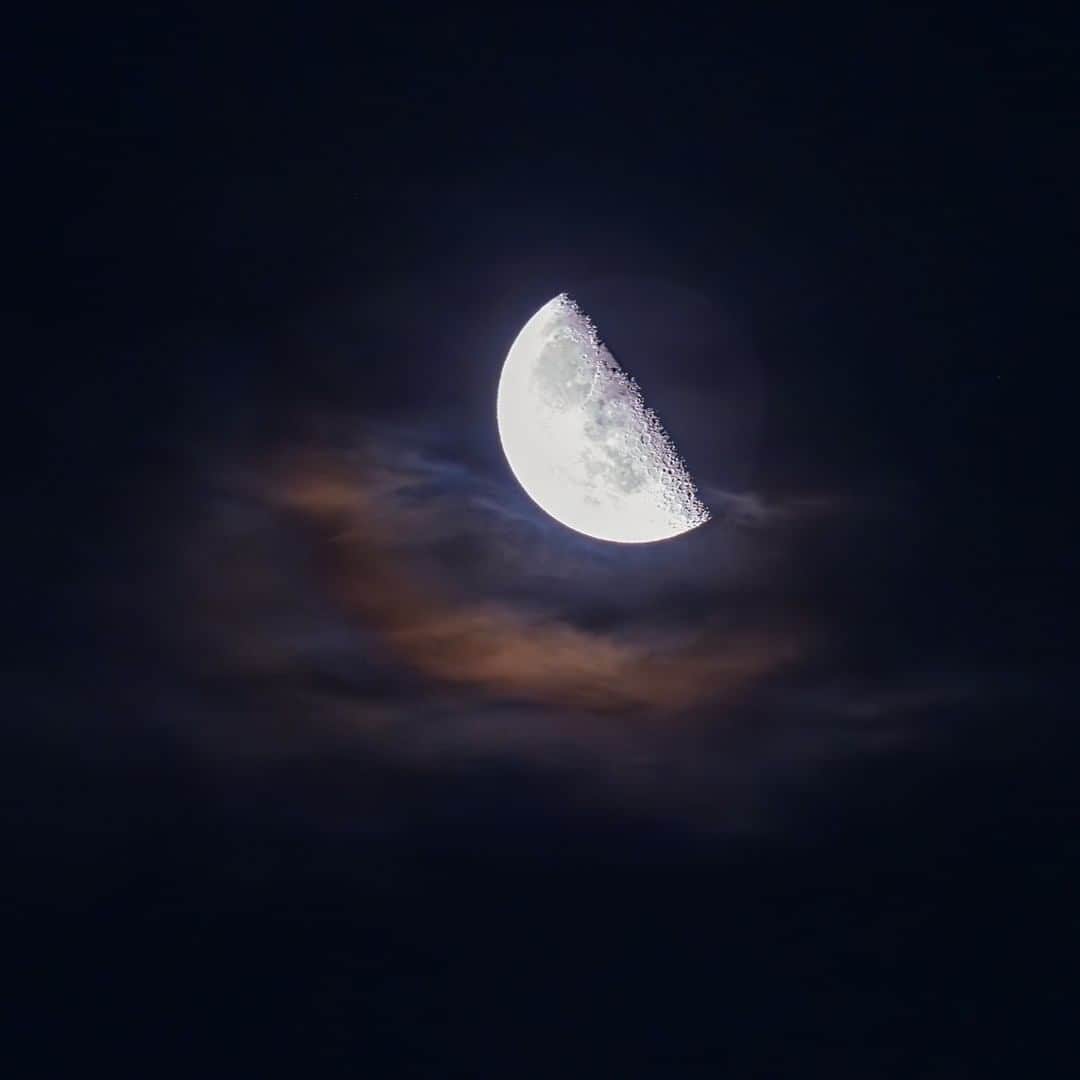 KAGAYAのインスタグラム：「空をご覧ください。 東に下弦の月が昇りました。 こちらでは月のまわりの雲がやさしく色づいています。（今、撮影） 今日もお疲れさまでした。 #moon #sonyalpha #α7rv」