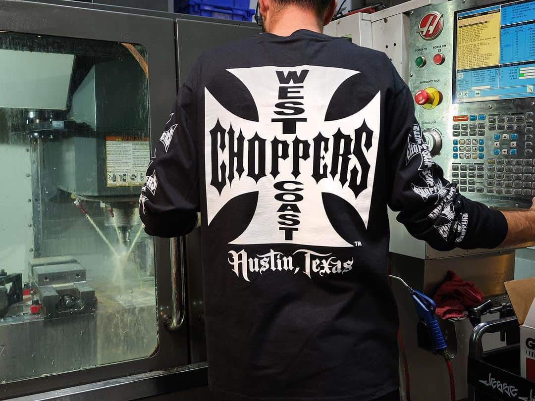 ウエストコーストチョッパーズのインスタグラム：「American Original.  The West Coast Choppers Cross Shirt.  Cross designed by my friend since the 4th grade “Rob”  First shirts made when I was building bikes in my moms garage.   Printed in my friend Otis Link’s Long Beach Garage. (he rented my grandparents house)  And Unchanged since 1989.  www.westcoastchoppers.com」