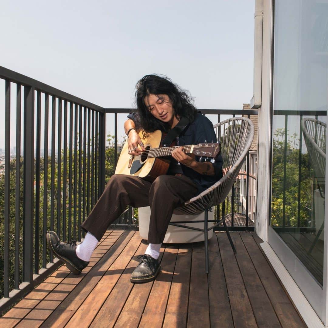 Fender Guitarのインスタグラム：「Summer is in full swing, and so is our Fender Days Sale! Head to the link in our bio to get 20% off select acoustic guitars and ukuleles.」