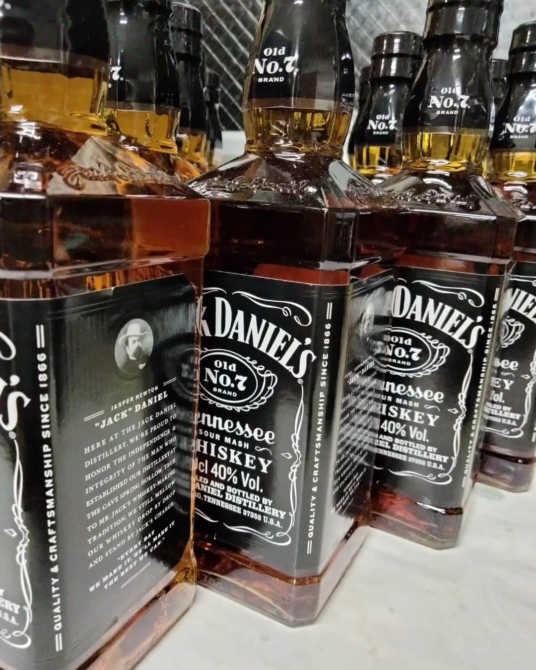 中森華子のインスタグラム：「7.16  で、デビュー17周年を迎えるのですが  道場に 17本の  #JackDaniels　  が 届きました😭　  ありがとうございます💖  #ジャックダニエル #酒 #ウイスキー」