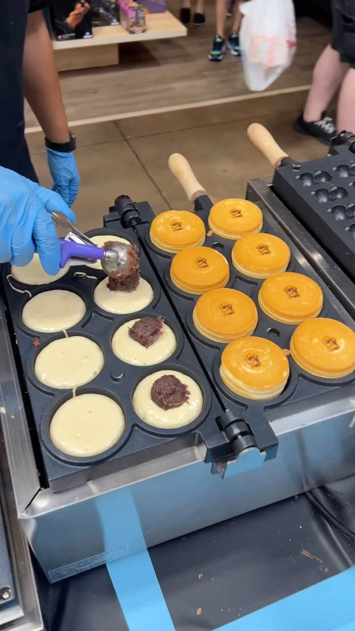スティーブのインスタグラム：「Fresh obanyaki being made right now at @mitsuwa_plano by @hoshijapanesesweets  today July 9 11-5pm only.  Delicious chocolate, custard, matcha and red bean. Come join us for something you can have no other place in Texas!! Look forward to seeing you 本日もほしの大判焼きを作っています。ミツワでお待ちしております」