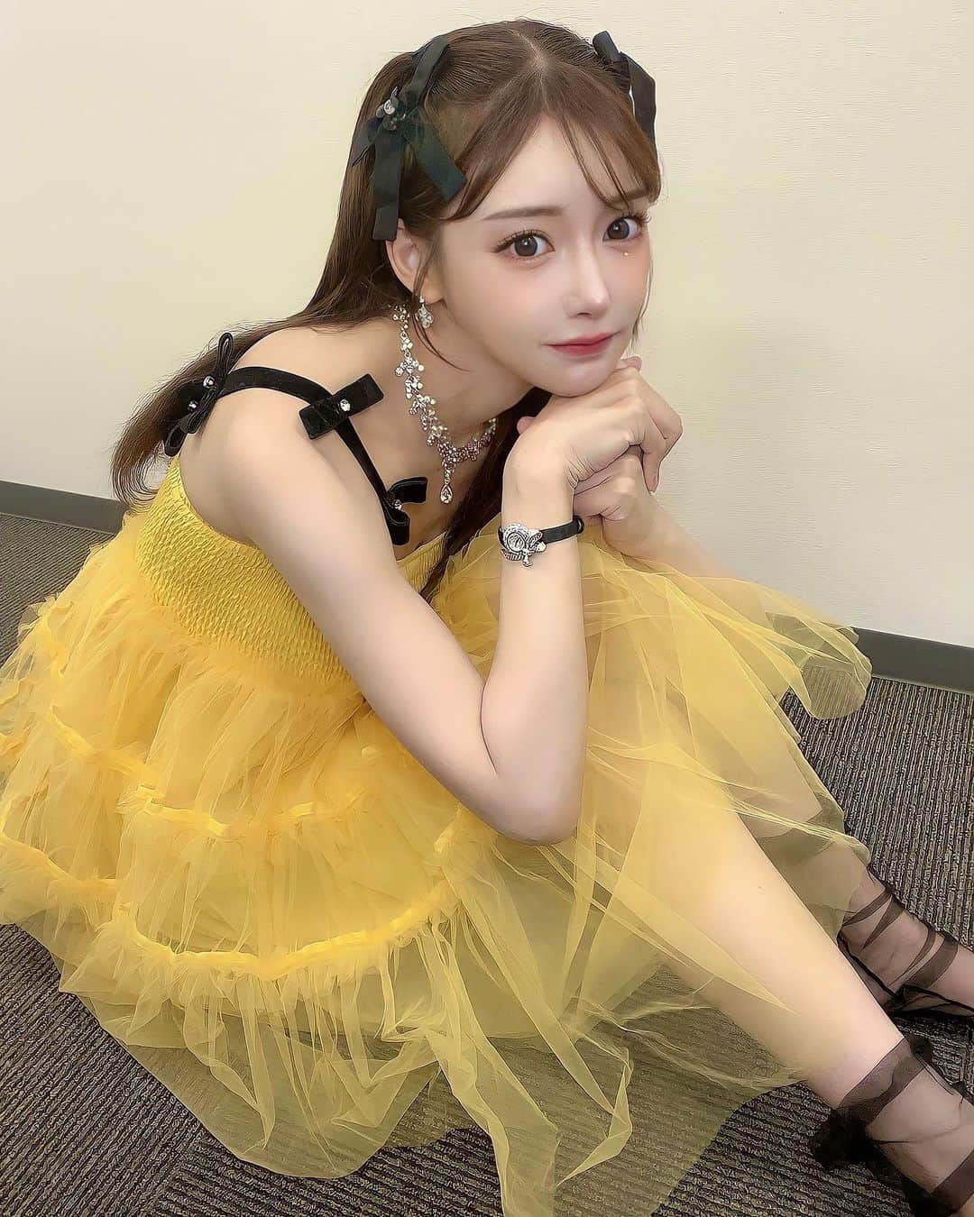 明日花キララのインスタグラム：「ひまわり黄いたん🌻 みんなの好きなお花はなあになあに？」