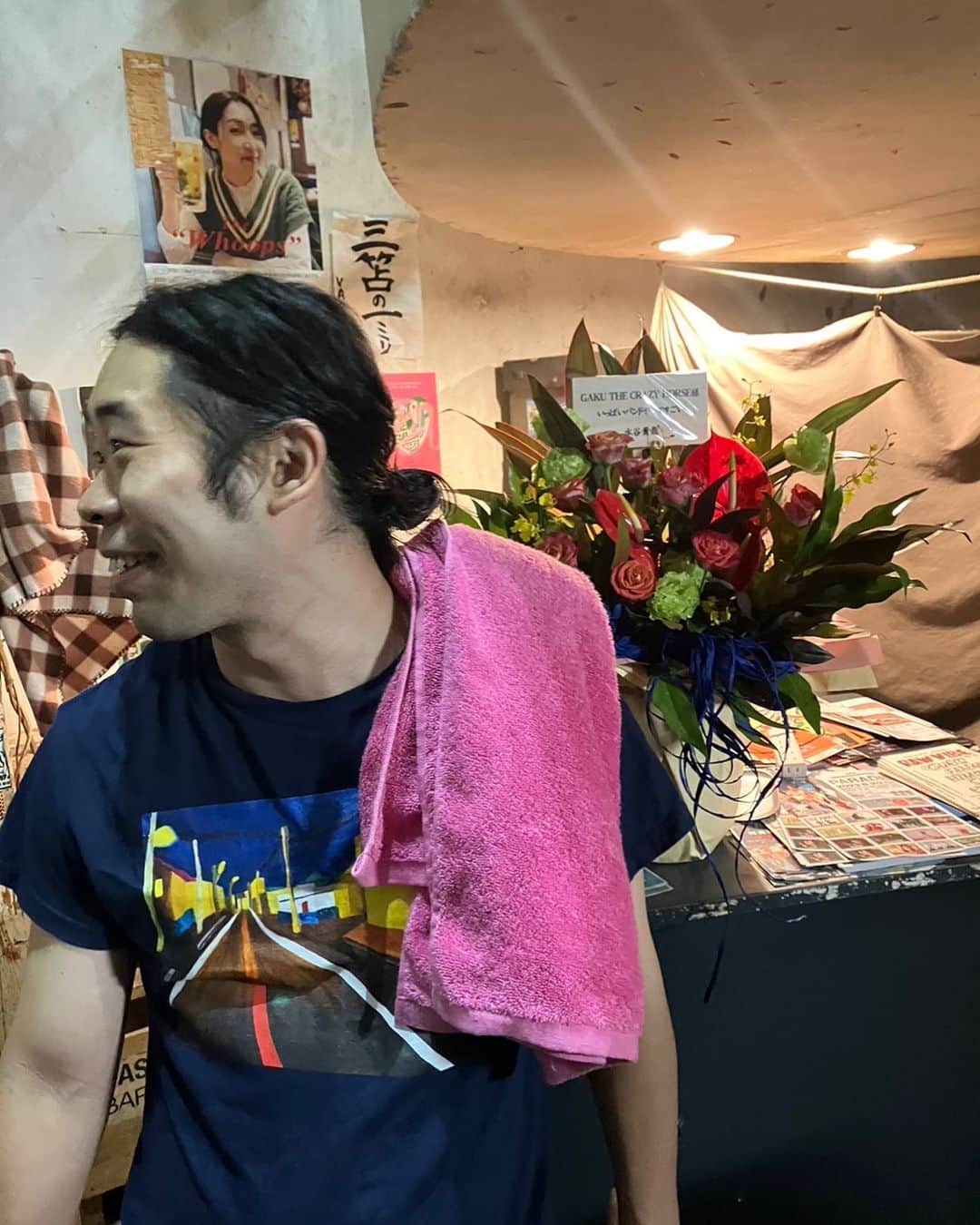 河西洋介のインスタグラム：「大内岳(おおうち がく)  4時間ぶっ通し、8組のバンドでドラムをぶっ叩いた後にこの笑顔が出来る男です。 高1の終わりごろに初めて出会って、高2の時OLD JOEに誘ってそれ以来色んなライブハウスでその夜一番デカい音でドラムを鳴らしてた。 音楽への信仰心にまったくてらいが無い、ひたすら自分を捧げてきた男。それ故に頑固。 俺が音楽を好きな理由のひとつはこんな最高の仲間が沢山いるからなんだなと昨晩ふっと腑に落ちた。  故・村上"ポンタ"秀一さんが昔いいともに出演したときの映像で、"ドラムなんていう下品な楽器をやってます"ってなことをおっしゃっていた。  確かにまったくその通りで、ドラムやリズムってものは流れを作るし意図が強いし目的がハッキリしてしまう、ある種罪作りなものなのかもしれない。だから難しい。 ↑これはそんなようなことを以前健人が言っていた。  だけど俺が知ってるドラマーたちはその葛藤の上で勇気をもってあのスローンに身体を預けてぶっ叩く。 そこには欲や意識みたいなものが入って来れないんじゃないかと、バンドをやっていると思ったりするんです。 そして究極的にはバンドってそもそも上品なものではなくて、毛並みの悪い不器用なやつらがクソ日常の全てをぶっ飛ばして楽をしたくてやるもんなんだと。それを俺たちは最強の人生だと確信してもう20年ちかくが経ちました。やはりそう思うよ。  何が言いたいかって、そんな最高なバンドってやつを8組、どれもおざなりでなく全身全霊の愛でもって挑んでいる大内岳という男を世間がまったく見つけられてないこと。あんたらつくづくセンスが無いね！もっとアンテナ張りな。  昨夜は本当に、最高だった。  追伸 昨夜の @groupglimpseは同時間の地球上で一番ヤバいライブしてた。cheers！」