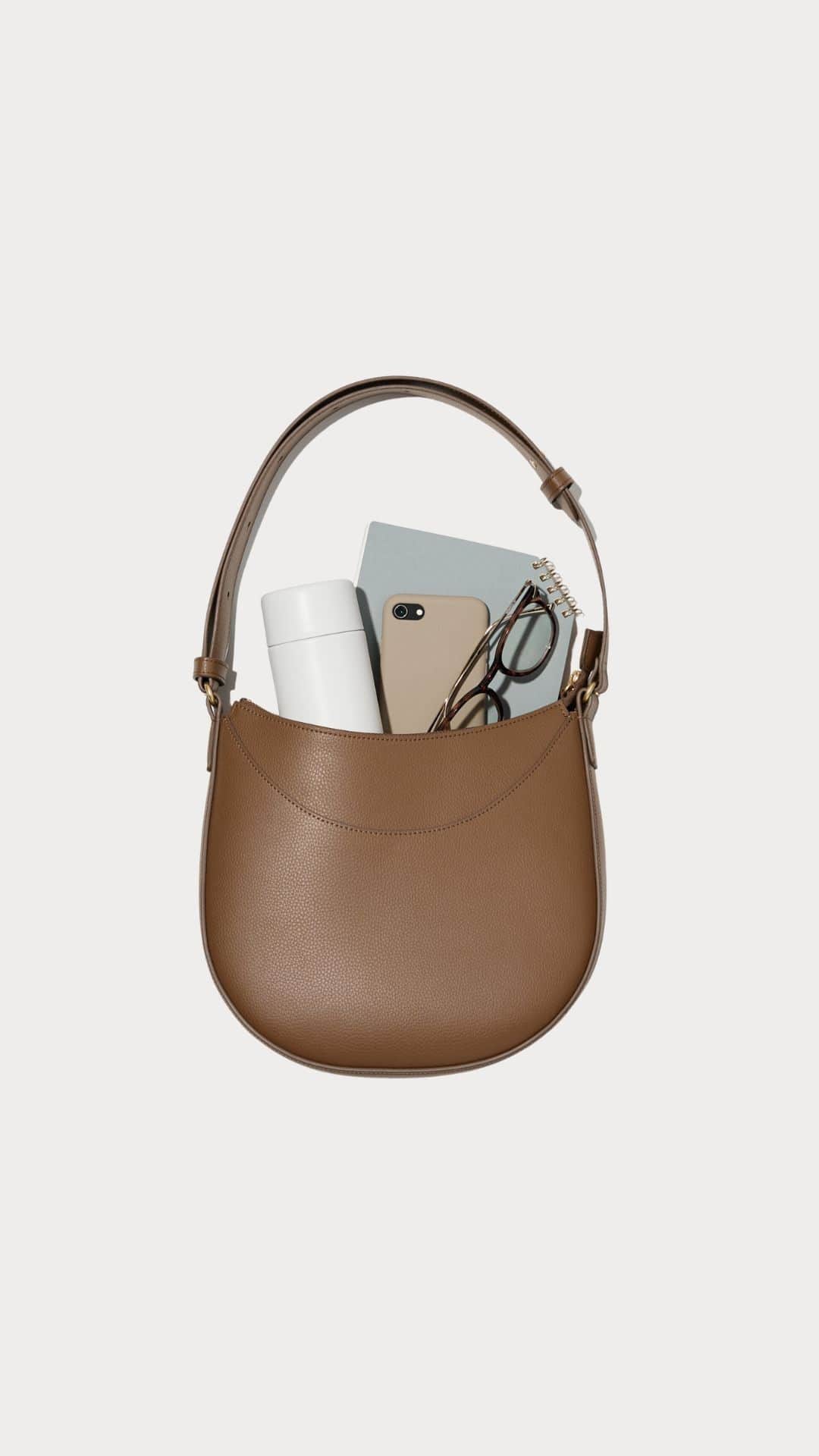 uniqlousaのインスタグラム：「Add the NEW Faux-Leather One Handle Bag to your wardrobe Wishlist (+ then to your Cart)! 😉  Shop our newest versatile hand bag in stores + online at UNIQLO.com!   #Uniqlo #Uniqlo」
