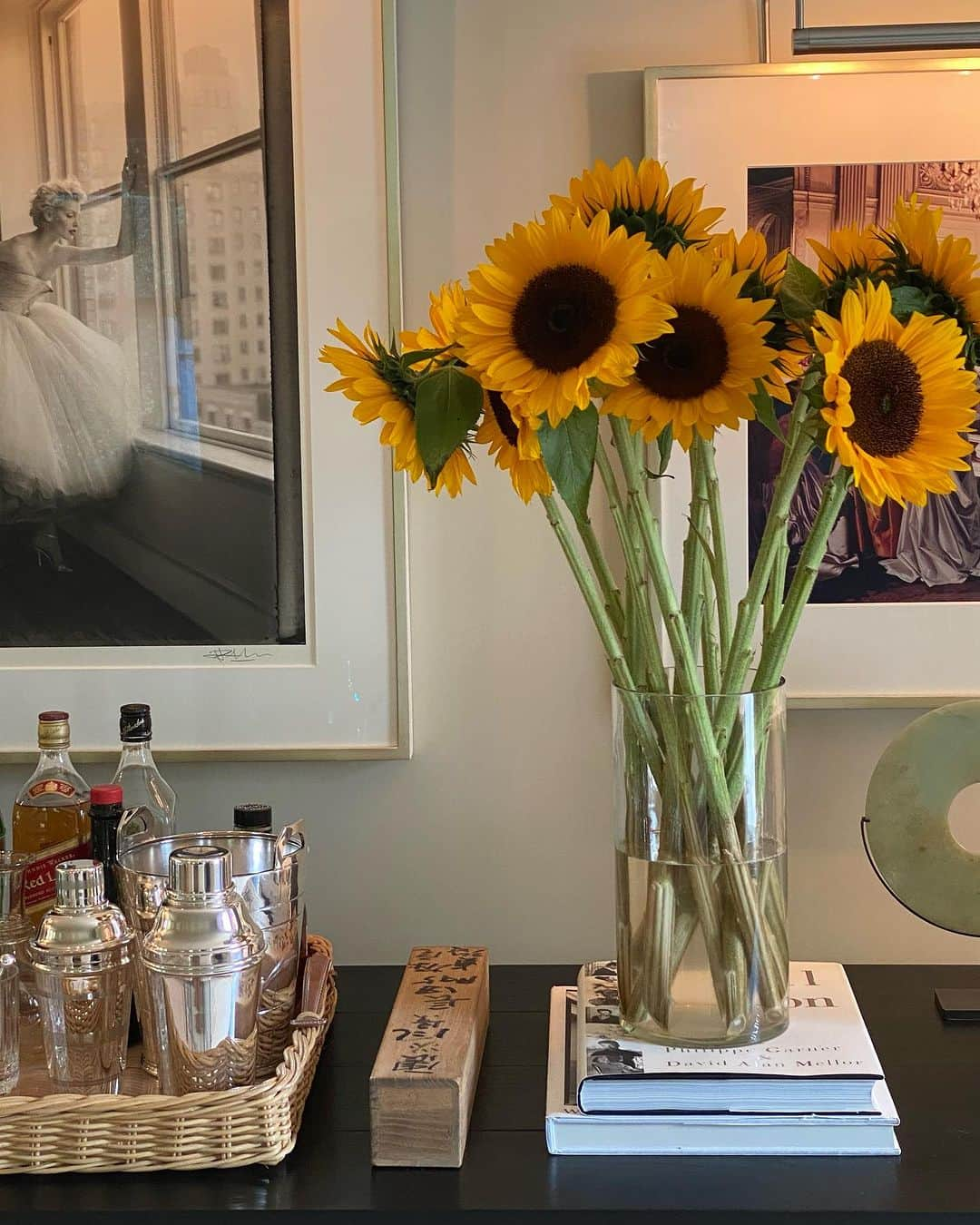 アイナ・ガーテンのインスタグラム：「You know it's summer when the sunflowers arrive at the farmstands.  Happy Sunday! 📸 by Patrick Demarchelier @staleywisegallery」