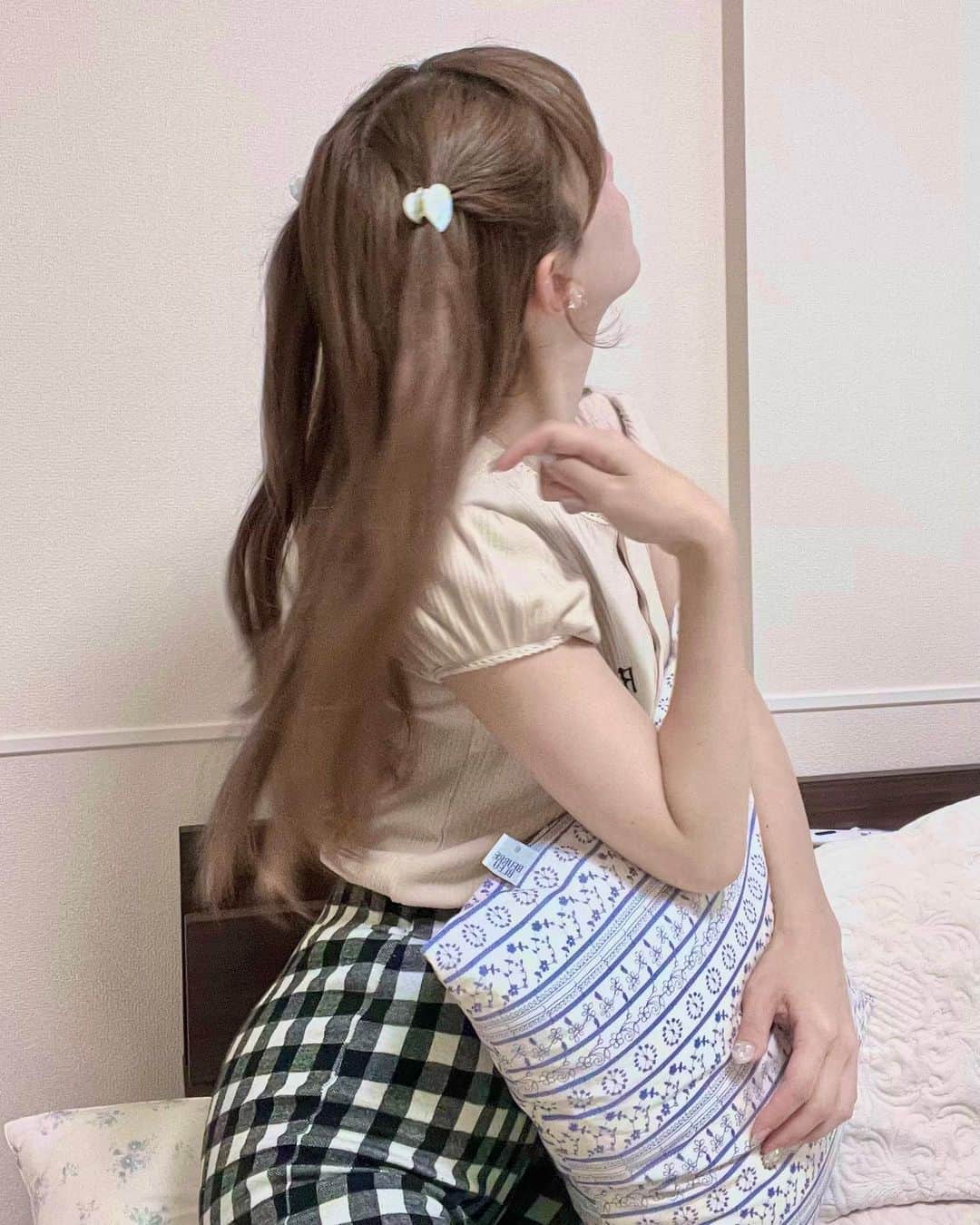 目見田早弥子のインスタグラム：「撮影時の自分が醜過ぎて 消えてなくなりたいくらいショックを受けたことをきっかけに 去年オートファジーで7〜8キロ落としたけど 二の腕と下半身が一生ふとい🍪 今は48〜49キロで安定してるけど ほんとはもう少し絞りたい💭🍦  今までいろいろダイエットして50キロ切ることがなかったから オートファジーでストレスなく すんなり痩せたのはびっくりした！ 体重よりも見た目やと思うけど(現に下半身痩せてへんし) 人生一度はこれくらいの体重になりたい！ と思うところまではなかなか行けず☁️ 夏も本番、ストレス溜めずに もうちょっと頑張ろうと今日思った！ 甘える自分に戒めを込めて記録✒️⸝⋆」