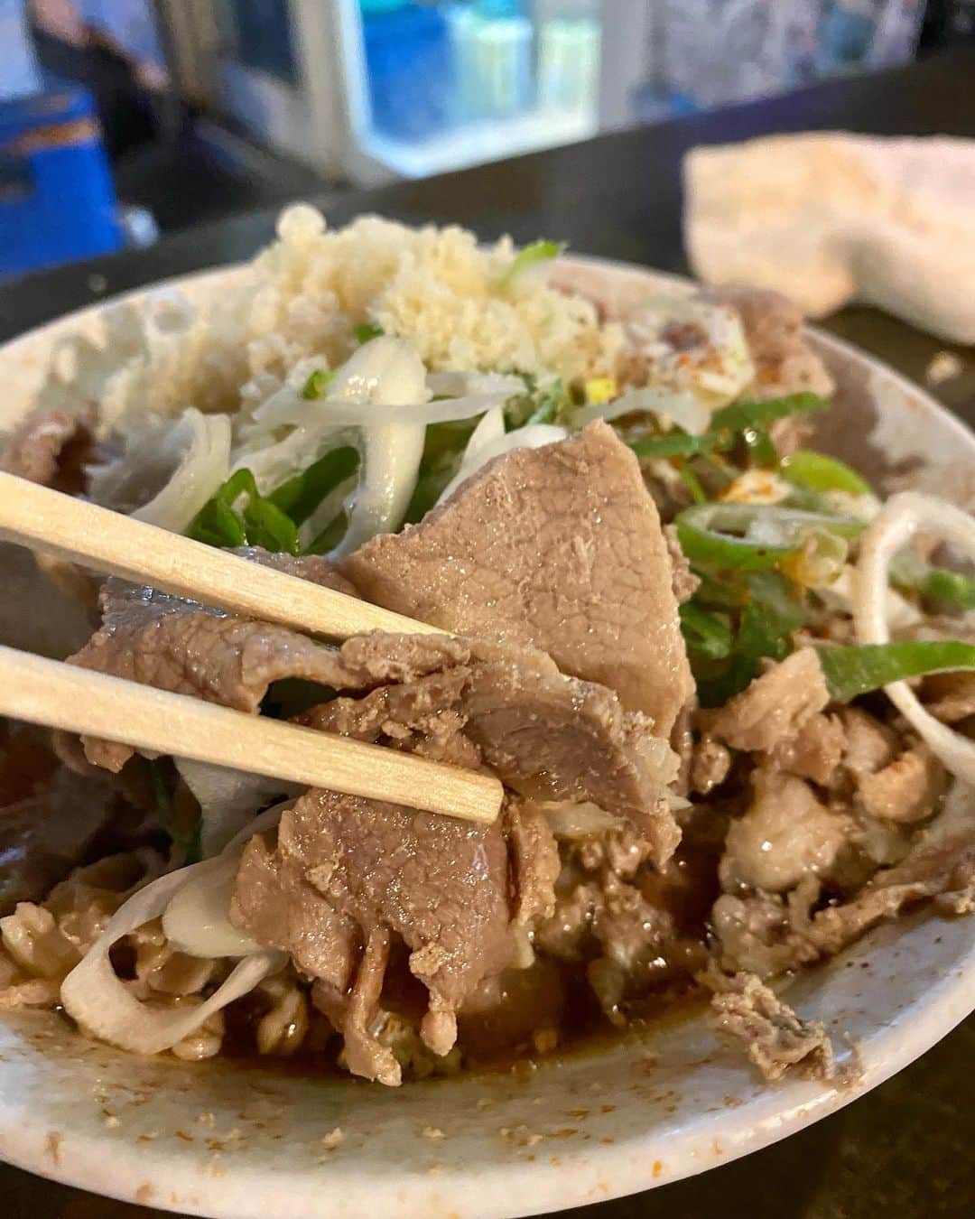 澤田修のインスタグラム：「南天（東京• 豊島区） こちらも久方訪問の南天。肉が多めになる｢肉そばダブル｣を注文。夏に汗だくですするアツアツの肉そば最高。 その後の黒烏龍茶が五臓六腑に染み渡る。 ご馳走様でした\( 'ω' )/」
