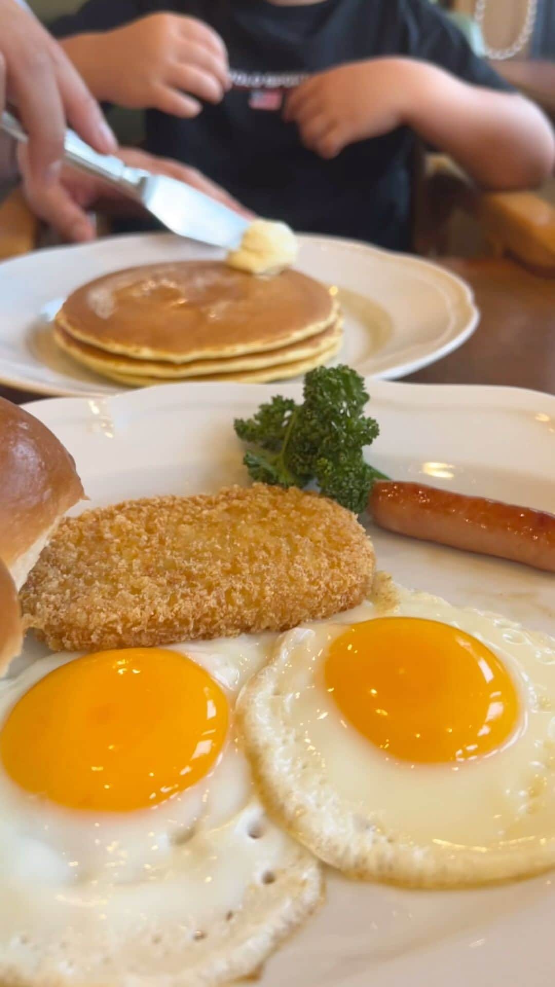 山内一世のインスタグラム：「@royalhost_official  Sunday morning🥓🍽️🥞☕️  #白玉とパンケーキ #ロイヤルホスト」