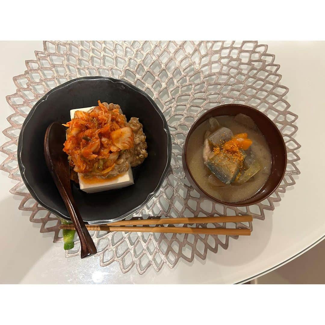 千葉雄大さんのインスタグラム写真 - (千葉雄大Instagram)「最近の食事です。 友だちに送ったら、 こういうのをインスタにあげろとのこと。 1.作ったカオマンガイとデパ地下のローストビーフ。皿は沖縄でヒャダインさんと買ったやつ。 2.右上は作ったインゲンと鶏のナムル。あとはレンチンの鮭。皿に盛れば盛れる。 3.豆腐キムチ納豆。発酵パラダイス。 ときめいた器の収集がマイブームです。 この季節、わんこの散歩は早朝。 それによって寝るのは日付が変わる前。 じじぃと巷では言われますが、 否定はしませんわ。 だって眠くなっちゃうんだもの。 肌はきれいになった気がしますが、 散歩により若干のコギャル化。 そんな日々ですが、 お仕事もちゃんとしております。 よろしくお付き合いください。 みなさまも水分補給等して 暑い夏乗り切りましょ。 #レンチンだって器に盛れば料亭 #犬のいる暮らし  #犬の散歩が日サロ代わり #心にギャルを」7月9日 16時51分 - yudaichibaofficial