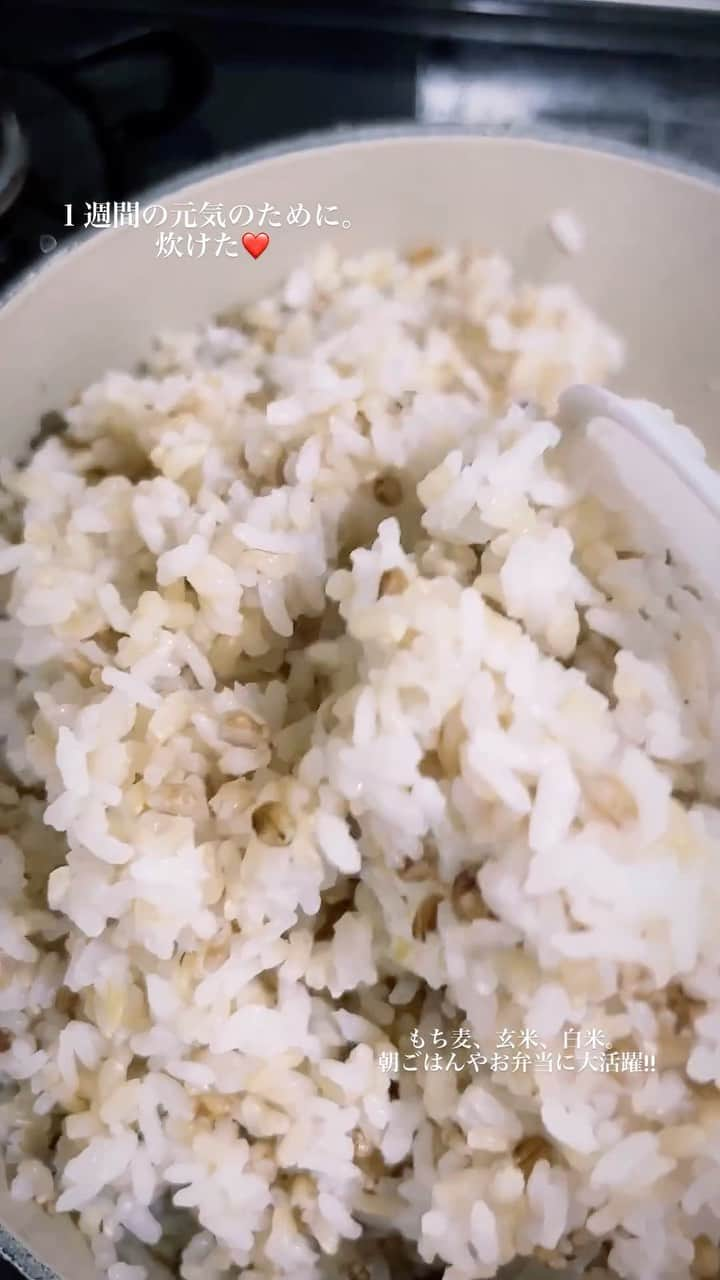 加藤沙知のインスタグラム：「もち麦と玄米入りご飯が炊けました🍚 甘くて、プチプチで、美味しいです☺️  炊飯は鍋派です。  #１週間の元気のために #もち麦#宮崎県日南市産 #玄米#白米#宮崎市産 #ごはん#お弁当 の準備  #おにぎり は#味見 という名の わんぱくな#おやつ 🍙」