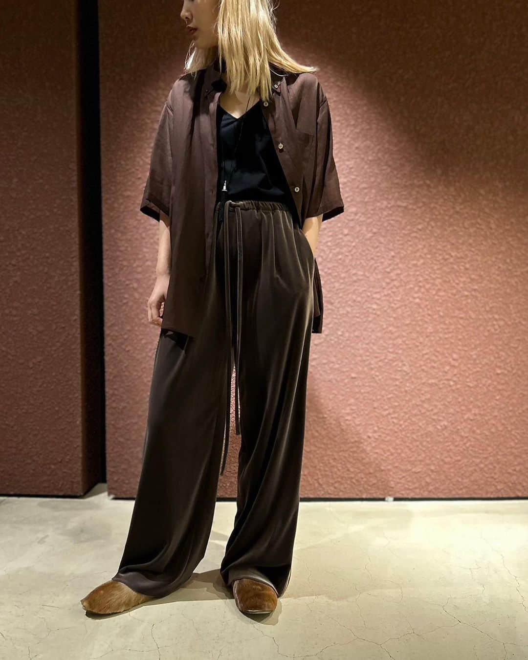 6(ROKU) OFFICIALさんのインスタグラム写真 - (6(ROKU) OFFICIALInstagram)「-  6 suke button-down shirt ¥19,800- tax in  @_overneath_ bodysuit ¥12,100-tax in  6 velours 3line pants ¥27,500- tax in  #roku #overneath」7月9日 16時52分 - 6______roku