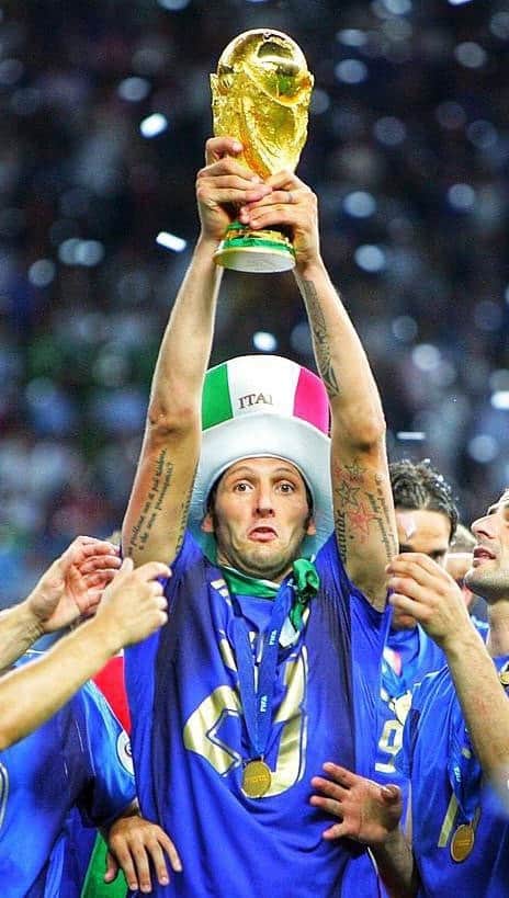 マルコ・マテラッツィのインスタグラム：「9 Luglio 2006. Campioni del Mondo.  Abbracciamoci forte e vogliamoci tanto bene.   #mm23 #azzurri #worldcup」