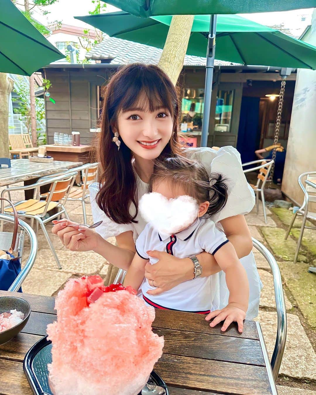 加藤瑠美さんのインスタグラム写真 - (加藤瑠美Instagram)「🍧🍓❣️  毎日暑い〜🫠もう夏本番ですね🌻 エモすぎるウララでうどんと有機いちごのかき氷を🍧 シンプルなうどんもあって子どもたちもよく食べた🤍 かき氷は優しい甘さで美味しかったな〜🍓  📍ウララ 渋谷区猿楽町20-10 03-3461-8506  お洋服は @maison.marble のベルローズブラウス🌹 生地をよく見るとバラの模様なの🥀 背中のリボンもお気に入り🫶  tops @maison.marble #maisonmarble  pants @birthdaybashshop #birthdaybash  bag @anteprima_japan #anteprima  sandals @jillstuart.jp #jillstuart   #rubi__restaurant#子連れお出かけ#子連れスポット#年子#年子兄妹#年子ママ#東京ママ#代官山#かき氷#ウララ#メゾンマーブル」7月9日 16時57分 - katorubi