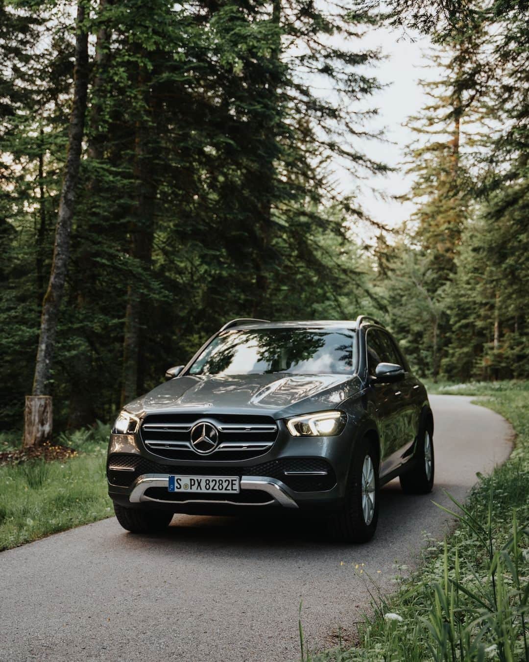 Mercedes-Benz Thailandのインスタグラム：「A great companion for your next driving adventure. 🏞️🍃  วันหยุดสุดสัปดาห์นี้ออกไปสัมผัสธรรมชาติกับครอบครัวพร้อมกับ Mercedes-Benz GLE 350 de 4MATIC Exclusive ไม่ว่าจะปลายจะเป็นอย่างไร GLE คันนี้ก็พร้อมลุยได้ในทุกสถานการณ์แถมยังให้ความอุ่นใจในทุกขณะการขับขี่ ด้วยระบบช่วยเตือนเมื่อมีรถอยู่ในจุดอับสายตา (Blind Spot Assist) พร้อมส่องสว่างด้วยไฟหน้าแบบ LED High Performance ที่เพิ่มความมั่นใจให้คุณและครอบครัวในทุกเส้นทาง  📷 IG: marcurbano.  *อุปกรณ์บางส่วนในภาพอาจแตกต่างจากที่จำหน่ายจริง โปรดตรวจสอบรายการอุปกรณ์ของรถยนต์แต่ละรุ่นที่ผู้จำหน่ายฯ อย่างเป็นทางการทั่วประเทศ​​  #GLE #MercedesBenz #MercedesBenzThailand」