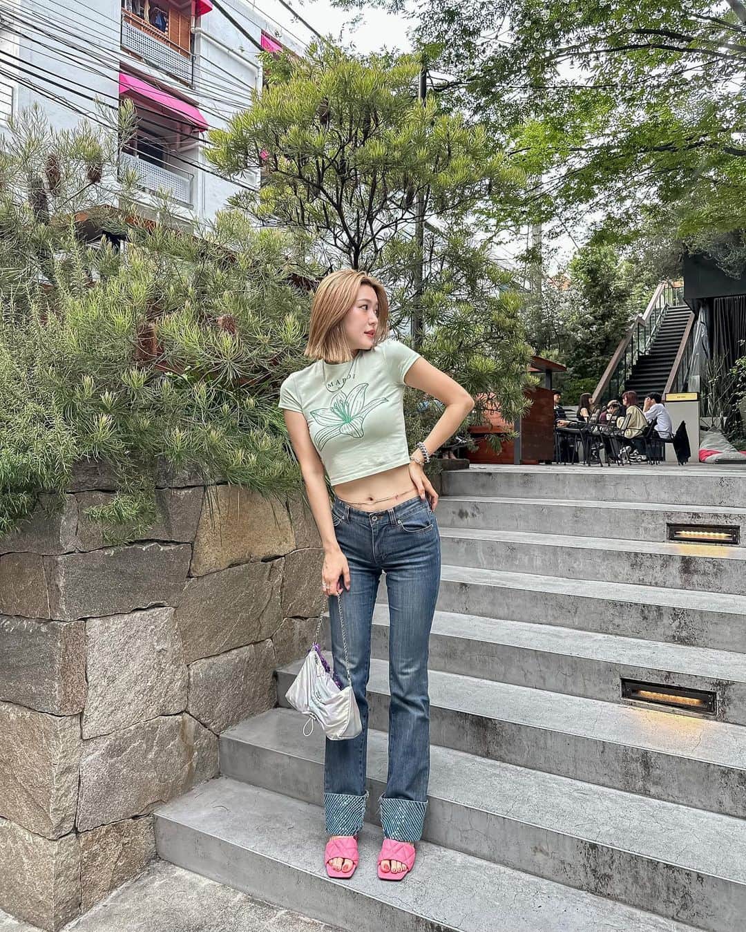 Meeのインスタグラム：「まみーのお下がりのデニム🩵🩵  このデニムの形がだいすこ🥰 ピチTもいいでしょん🥰  #デニムコーデ #y2kファッション #tシャツコーデ #夏服コーデ」