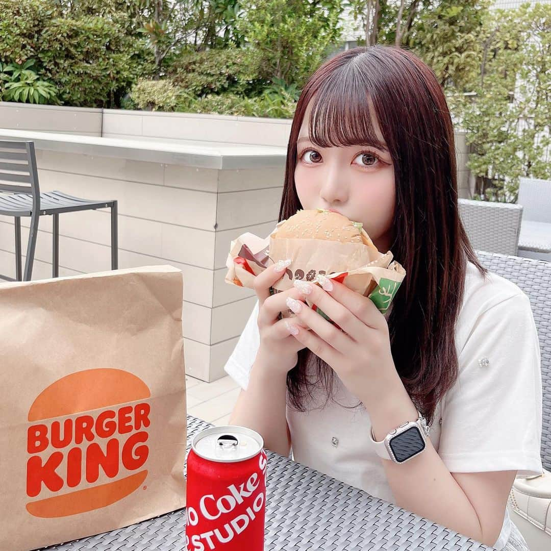 茉井良菜のインスタグラム：「🍔🥤🤍」