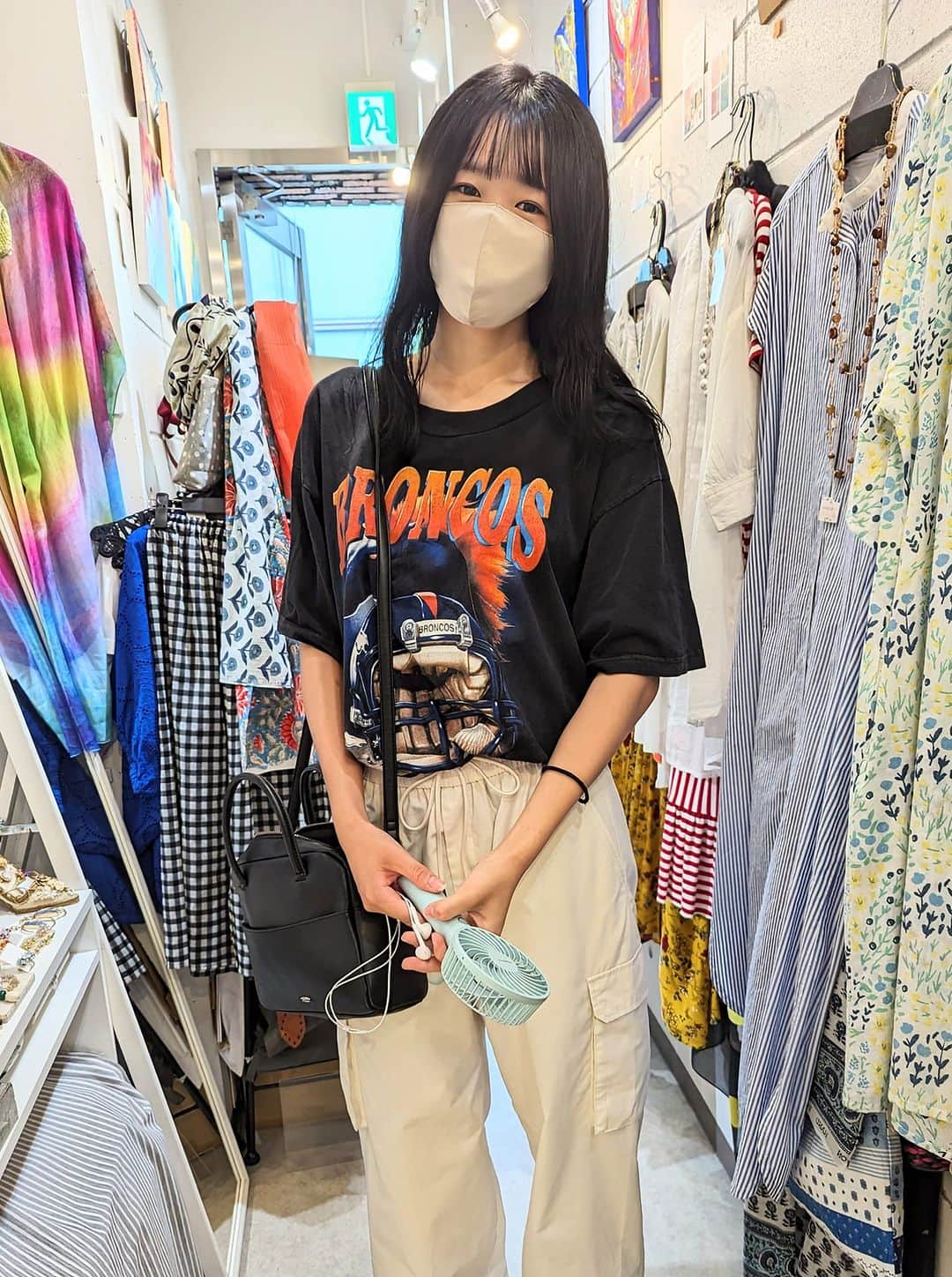 平井富子のインスタグラム：「都内から、大学一年のココちゃんがご来店！  入学して数ヶ月、福祉を勉強中。素晴らしい〜 資格をいっぱい取得して、社会に役立てて〜  高校の３年間は、コロナで楽しい活動が出来なかったとか、、 でも、この４年間で良い思い出を作ってね～  お洋服やバッグをいろいろチェックして頂きました。ありがとうございます。  また、遊びに来てね～」
