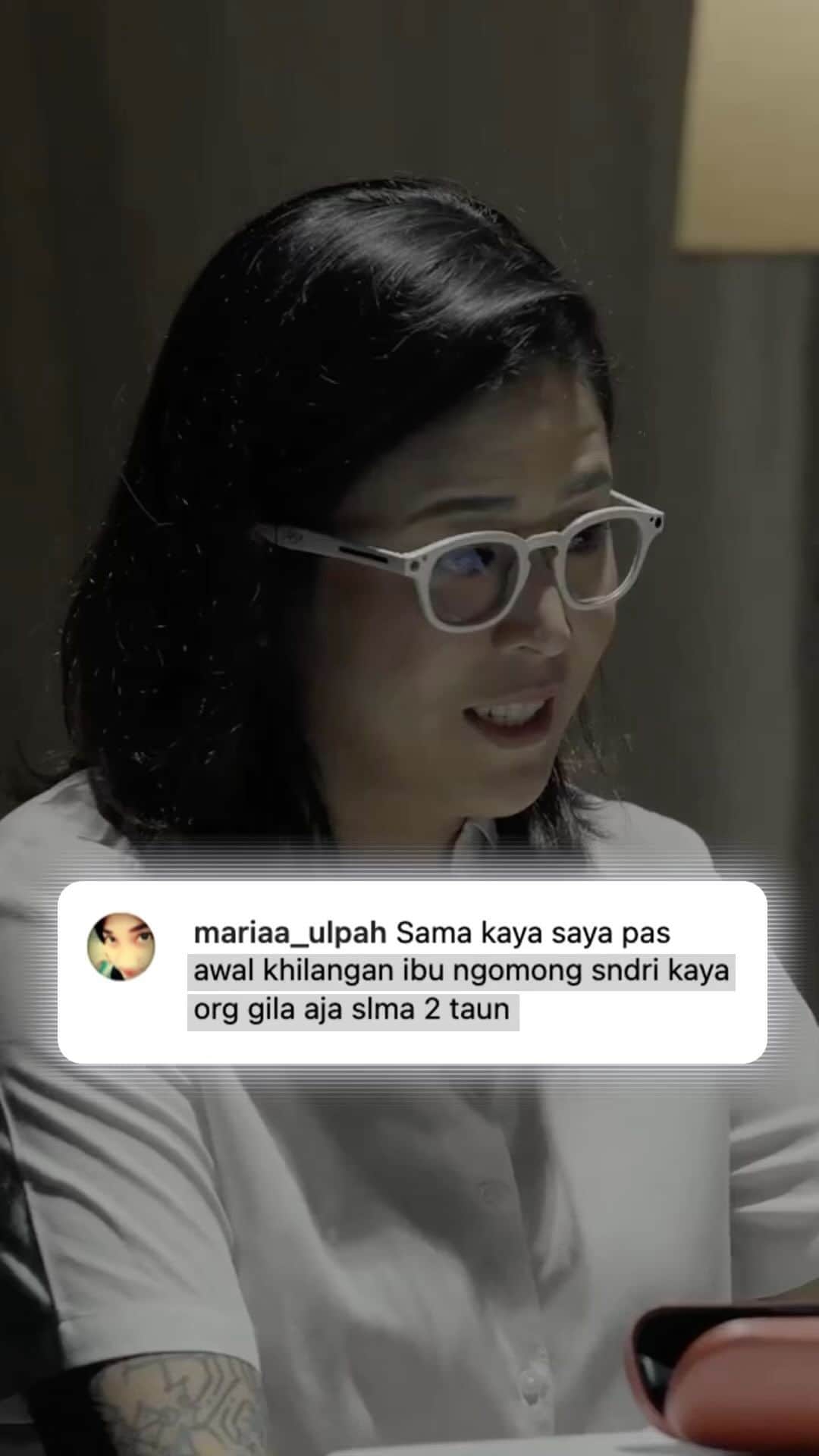 Prilly Latuconsinaのインスタグラム：「Mereka turut bersedih dan terbawa suasana saat menyimak cerita kehilangan terberat Rambu Cikal dalam hidupnya.  Tonton cerita selengkapnya di Youtube Sinemaku Pictures.  Ketika Berhenti Di Sini tayang 27 Juli 2023 di bioskop.  #KetikaBerhentiDiSini #MerayakanKehilangan #SocialExperiment」