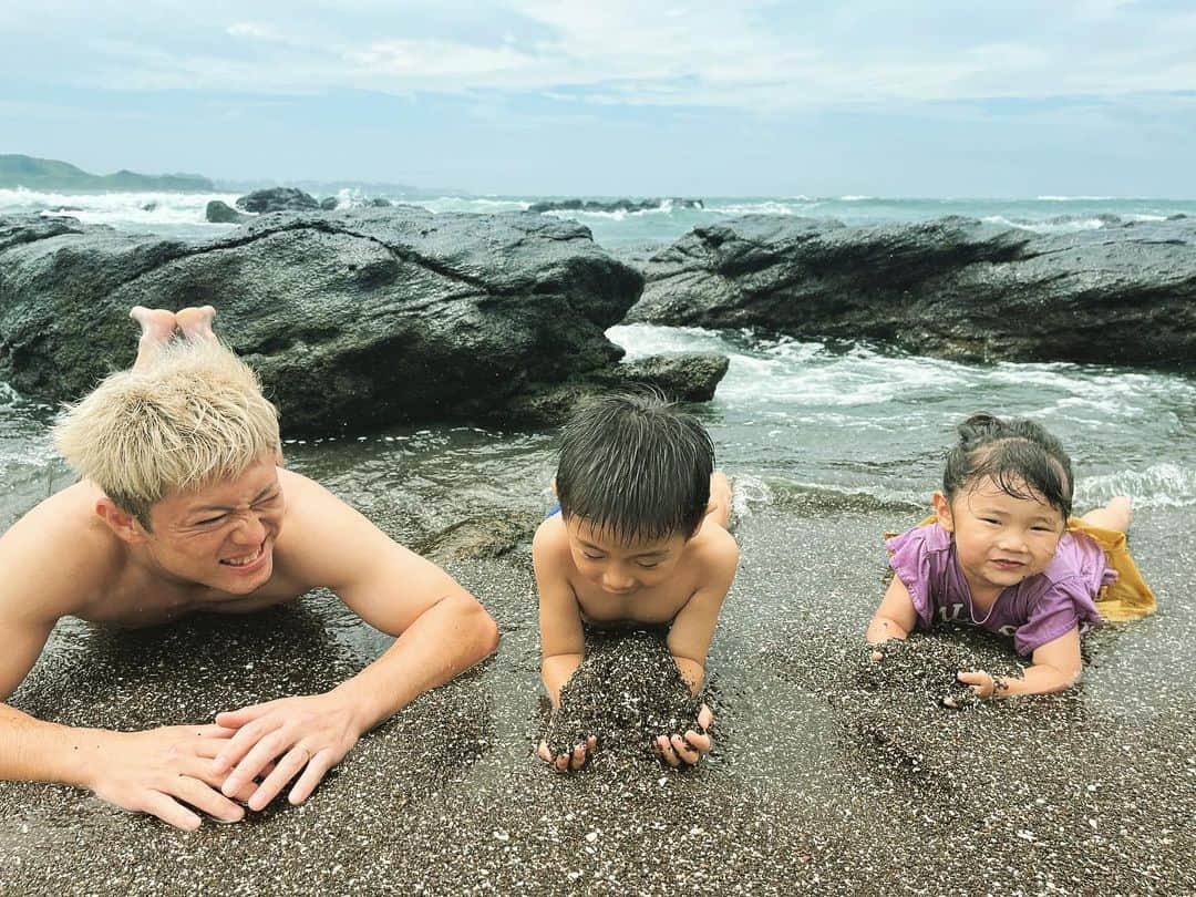 長崎峻侑さんのインスタグラム写真 - (長崎峻侑Instagram)「今年1回目の海🌊☀️ 夏最高☀️🍺 #夏　#海　#波　#家族」7月9日 17時10分 - shunsukenagasaki