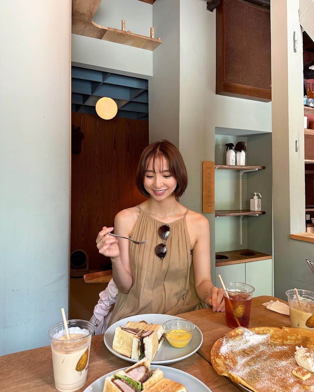 篠田麻里子さんのインスタグラム写真 - (篠田麻里子Instagram)「福岡から地元友達が遊びに来てて、オシャレ朝活連れてってもらいました✨ 内装が可愛くて、どこで撮っても絵になる😁  食べるものはガッツリカツサンドだけど🤭  好きな人と好きな時間を過ごす贅沢さ🥴最高🫶  #地元友達」7月9日 17時11分 - shinodamariko3