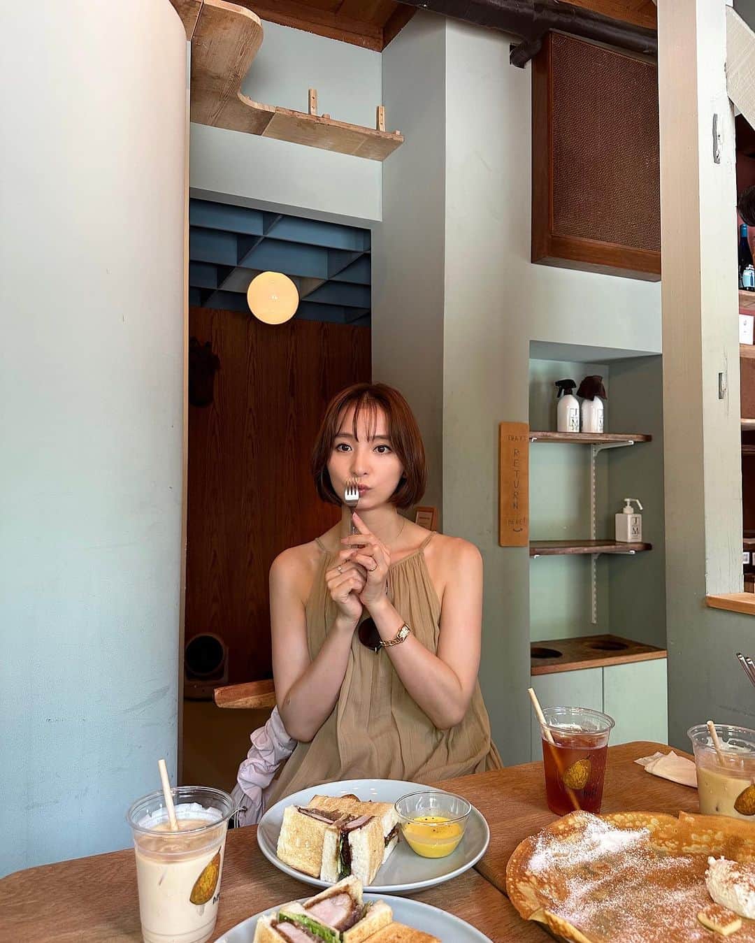 篠田麻里子さんのインスタグラム写真 - (篠田麻里子Instagram)「福岡から地元友達が遊びに来てて、オシャレ朝活連れてってもらいました✨ 内装が可愛くて、どこで撮っても絵になる😁  食べるものはガッツリカツサンドだけど🤭  好きな人と好きな時間を過ごす贅沢さ🥴最高🫶  #地元友達」7月9日 17時11分 - shinodamariko3