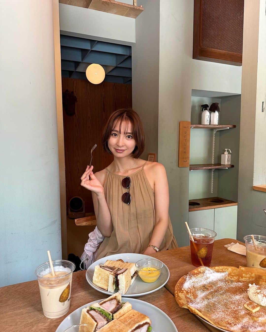 篠田麻里子のインスタグラム：「福岡から地元友達が遊びに来てて、オシャレ朝活連れてってもらいました✨ 内装が可愛くて、どこで撮っても絵になる😁  食べるものはガッツリカツサンドだけど🤭  好きな人と好きな時間を過ごす贅沢さ🥴最高🫶  #地元友達」
