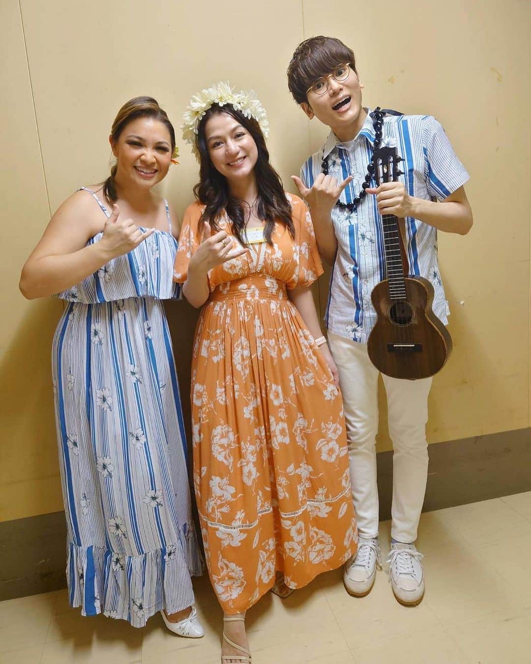 Angels By The Sea Hawaii Waikiki Based Boutiques ?Original clothing designed のインスタグラム：「昨日の阪急ハワイフェア2023 ウクレレ&フラライブでは、 @angelsbythesea の衣装を提供させていただきました！ 👗Moana Long Blue Hibiscus Hawaiian Dress 👕Men’s Hawaiian Shirt Hibiscus Blue  素敵なペアルックにうっとりです。 ライブの様子はアーカイブに残しております！ 是非ご覧ください👀  Ukulele musician Tomoki Suzuki @tomokisuzuki_staff @tomo_4strings_  Miss Hawaii 2021 Cortny  Angels by the sea CEO Nina @nina_bythesea @angelsbythesea  📸 @hankyuworldfair @angelsbythesea  📍阪急ハワイフェア2023  ---------------  ＼阪急ハワイフェア2023開催中／ We’re in Hankyu Hawaii Fair🌈 Come to see us 🌺🫶🏽 会場でお待ちしてます😊  @angelsbythesea has been Hawaii’s resort fashion brand based in Honolulu, Hawaii, since 2010. Please visit our online store 🌺www.angelsbytheseahawaii.com Owner Designer Nina Thai (Miss Waikiki) @nina_bythesea (日本語勉強中📚🙇🏻‍♀️) Please feel free to tag your pic for a chance to be featured!  ハワイのリゾートファッション、 エンジェルズバイザシー はミスワイキキである Nina Thai によって作られたハワイオリジナルファッションブランドです🌴日本語ウェブサイトはこちら www.angelsbytheseahawaii.jp  ハワイやリゾートファッションが好きな人は是非私達のアカウントをフォローして下さい🙌また私達の商品をポストする際にタグ付けしていただいたら私達からリポストされるチャンスがあります  #angelsbytheseahawaii #angelsbythesea #resortwearw #hawaii #waikiki  #ハワイ #ワイキキ #カイルア #ラニカイビーチ #シンプルコーデ #エンジェルズバイザシーハワイ #エンジェルズバイザシー #リゾートファッション #ハワイ限定 #하와이스냅 #하와이허니문스냅  ⁡#阪急ハワイフェア #阪急ハワイフェア2023」