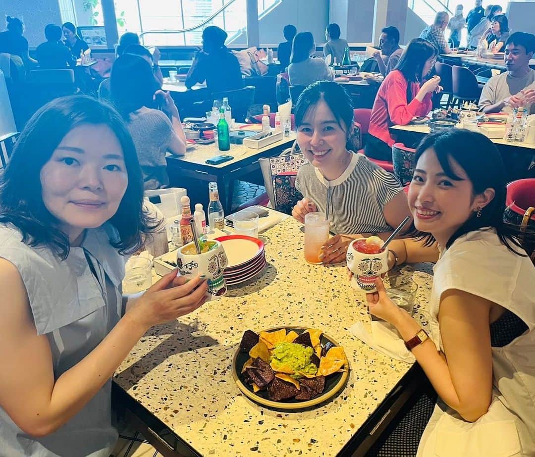 和田奈美佳のインスタグラム：「💚🤍❤️  愛してやまない中高の同級生と 幸せな時間@メキシカン🌮  毎月会ってる気がする😂💕  いつもありがとう♪  #富士見中学高等学校 #1人はダンス部 #1人は剣道部 #1人はテニス部 #全員運動部で根性あり笑 #女子会ランチ  #コスメショップ」