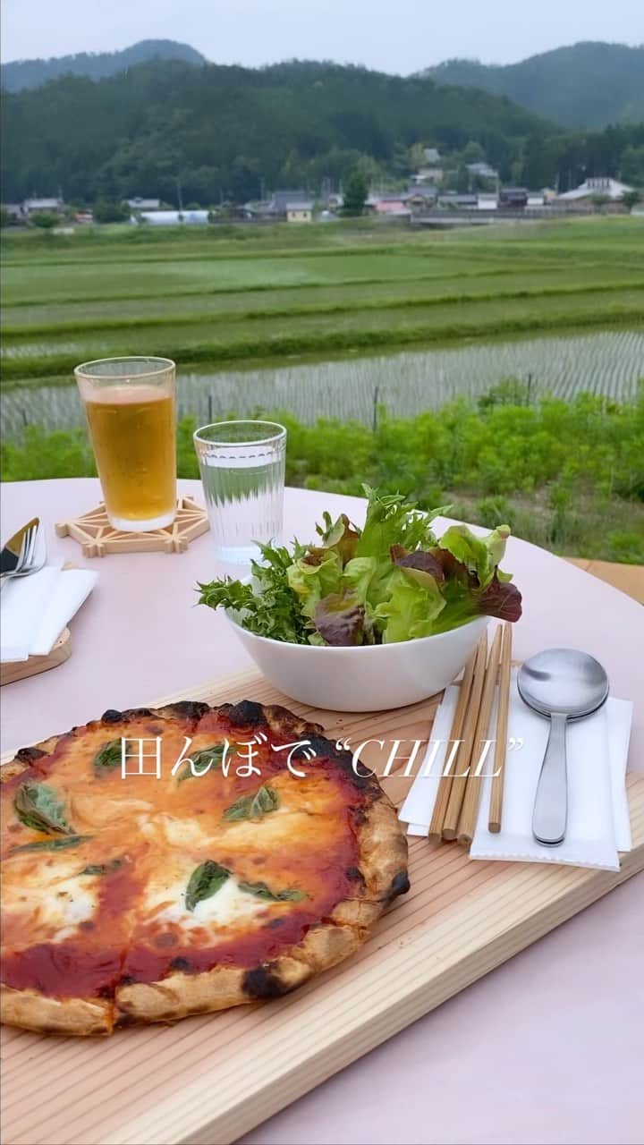 金ケ江悦子のインスタグラム：「* 田んぼでCHILL🍻  旅中に見つけた マッシュルームカフェ in 京都。  そういえば 田んぼの中でカフェするって なかなかないよね😳  海とも山とも違う 田んぼの匂い。  日本をたっぷり感じれる チルタイムも 良きです ♡  —————— MushRoom cafe  〒601-0315  京都府京都市右京区京北比賀江町中田 亀ノ甲21 ——————  #美旅  #人生の美意識を高める  #時を重ねた美  #意思ある美しさ  #美を紡ぐ   #京都カフェ #京都旅 #田んぼのある風景 #田んぼカフェ #オススメカフェ #カフェ散歩 #日本のパワースポット #日本の美 #日本の美しい風景  #美意識を高める #美意識を高める旅 #ウェルビーイング #ウェルビーイングな生き方 #ウェルビーイングライフ #美と教育 #心地よく生きる  #人生の楽しみ方 #美しく生きる #美しく心地よく生きる」