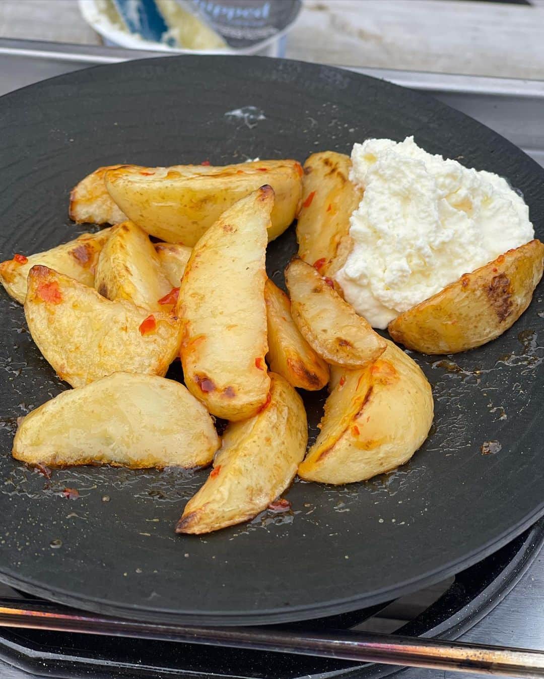 SUNDAY MOUNTAINさんのインスタグラム写真 - (SUNDAY MOUNTAINInstagram)「【揚げずにスイートチリポテト】今回は冷凍のフライドポテトを使って簡単に作れるスイートチリポテトをご紹介します。  ◯材料◯ ・冷凍ポテト250g ・スイートチリソース　お好みの量 ・クリームチーズorサワークリーム  ◯作り方◯ ①フライパンやスキレットに冷凍フライドポテトをのせて焦げ目がつくまで焼く ②焦げ目がついたらスイートチリソースを好きなだけかけて絡める ③クリームチーズorサワークリームをそえて完成！ ④ディップして召し上がれ！  甘くてピリッと辛い刺激的なお味でした。 甘味と辛味がちょうどいい！ あっという間にペロリと完食です。 お酒にもピッタリな簡単おつまみ。 キャンプの時は移動している間に解凍できるので時短にもなります。キャンプでもお家でもできる簡単メニューなのでぜひお試しください！  今回使用したギアはsnow parkのフラットバーナーとJHQのマルチグリドル19cm。 フラットバーナーはバーナーヘッドが外部に露出していないので、耐風性に優れています。 マルチグリドルは万能調理器具！ これがあればメニューの幅が広がります。お手入れも簡単なのでズボラさんにもぴったり。  #THEGATE #THEGATE_CAMP #camp #キャンプ #outdoor #キャンプ飯 #簡単キャンプ飯 #おうちキャンプ #おうちカフェ #ズボラ飯」7月9日 17時22分 - sundaymountain