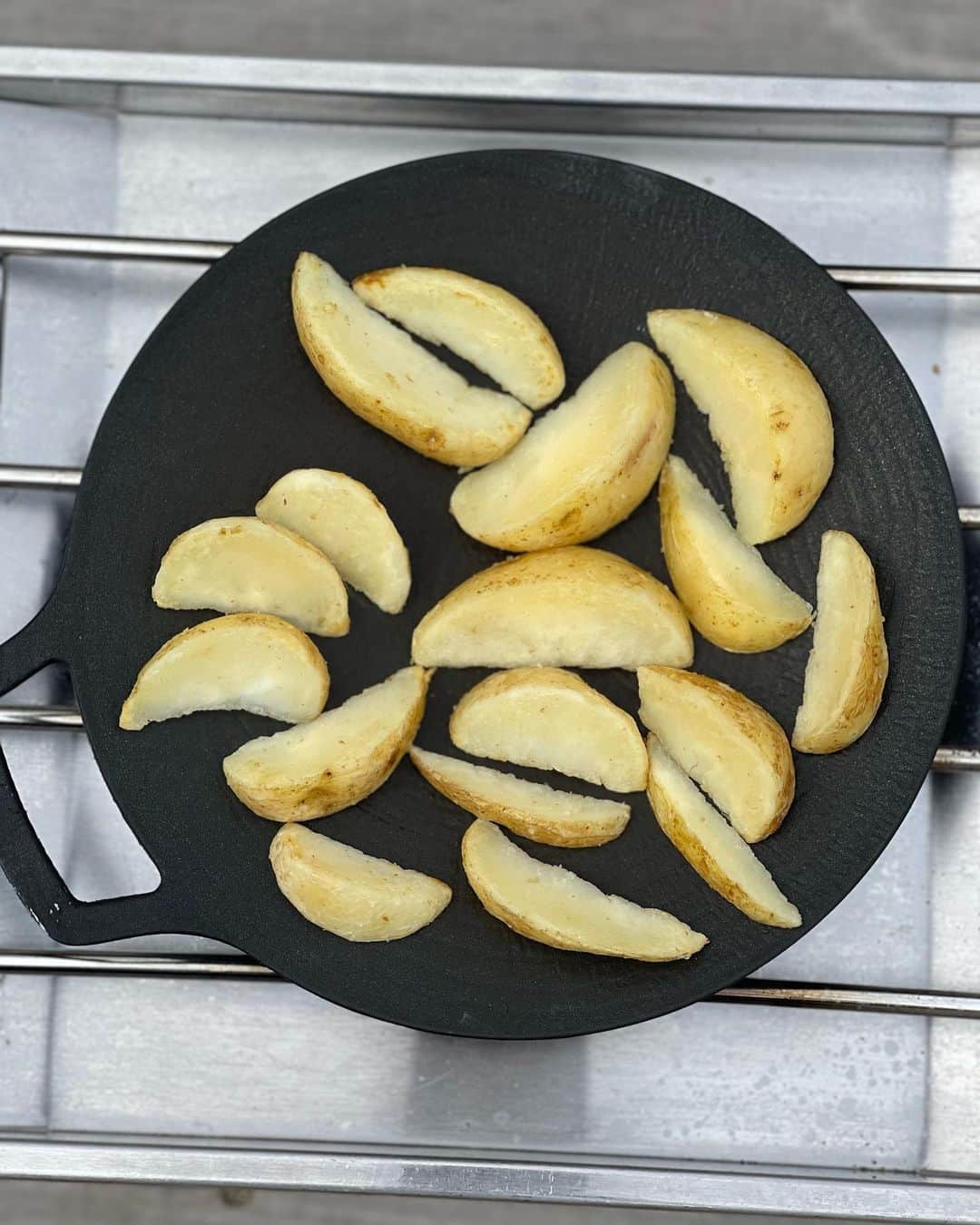 SUNDAY MOUNTAINさんのインスタグラム写真 - (SUNDAY MOUNTAINInstagram)「【揚げずにスイートチリポテト】今回は冷凍のフライドポテトを使って簡単に作れるスイートチリポテトをご紹介します。  ◯材料◯ ・冷凍ポテト250g ・スイートチリソース　お好みの量 ・クリームチーズorサワークリーム  ◯作り方◯ ①フライパンやスキレットに冷凍フライドポテトをのせて焦げ目がつくまで焼く ②焦げ目がついたらスイートチリソースを好きなだけかけて絡める ③クリームチーズorサワークリームをそえて完成！ ④ディップして召し上がれ！  甘くてピリッと辛い刺激的なお味でした。 甘味と辛味がちょうどいい！ あっという間にペロリと完食です。 お酒にもピッタリな簡単おつまみ。 キャンプの時は移動している間に解凍できるので時短にもなります。キャンプでもお家でもできる簡単メニューなのでぜひお試しください！  今回使用したギアはsnow parkのフラットバーナーとJHQのマルチグリドル19cm。 フラットバーナーはバーナーヘッドが外部に露出していないので、耐風性に優れています。 マルチグリドルは万能調理器具！ これがあればメニューの幅が広がります。お手入れも簡単なのでズボラさんにもぴったり。  #THEGATE #THEGATE_CAMP #camp #キャンプ #outdoor #キャンプ飯 #簡単キャンプ飯 #おうちキャンプ #おうちカフェ #ズボラ飯」7月9日 17時22分 - sundaymountain