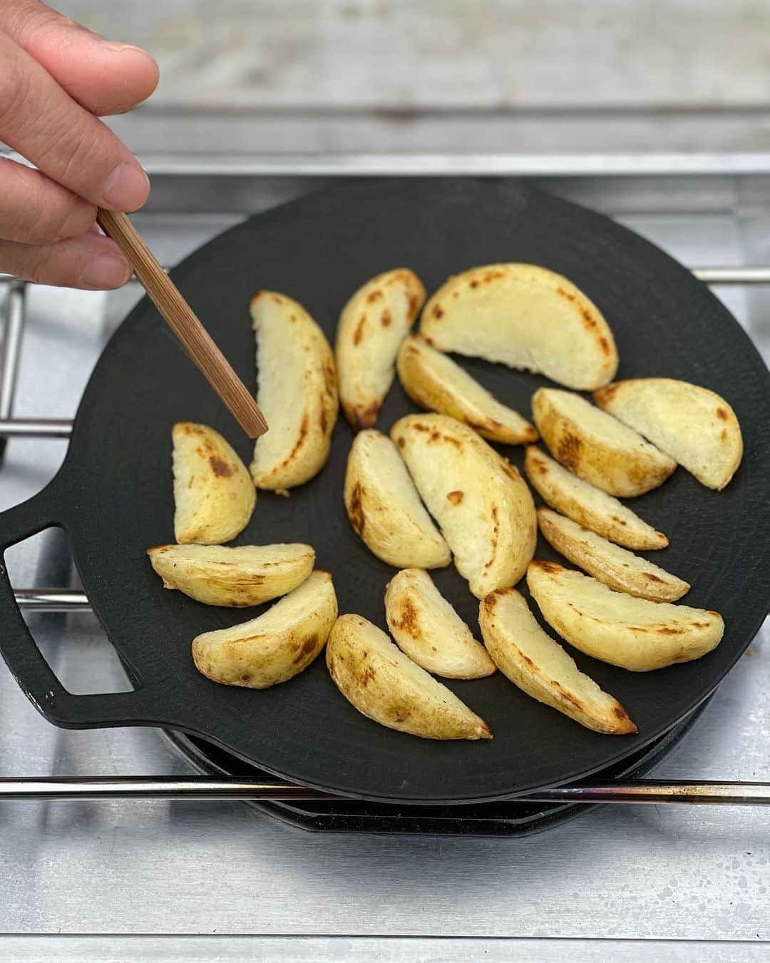 SUNDAY MOUNTAINさんのインスタグラム写真 - (SUNDAY MOUNTAINInstagram)「【揚げずにスイートチリポテト】今回は冷凍のフライドポテトを使って簡単に作れるスイートチリポテトをご紹介します。  ◯材料◯ ・冷凍ポテト250g ・スイートチリソース　お好みの量 ・クリームチーズorサワークリーム  ◯作り方◯ ①フライパンやスキレットに冷凍フライドポテトをのせて焦げ目がつくまで焼く ②焦げ目がついたらスイートチリソースを好きなだけかけて絡める ③クリームチーズorサワークリームをそえて完成！ ④ディップして召し上がれ！  甘くてピリッと辛い刺激的なお味でした。 甘味と辛味がちょうどいい！ あっという間にペロリと完食です。 お酒にもピッタリな簡単おつまみ。 キャンプの時は移動している間に解凍できるので時短にもなります。キャンプでもお家でもできる簡単メニューなのでぜひお試しください！  今回使用したギアはsnow parkのフラットバーナーとJHQのマルチグリドル19cm。 フラットバーナーはバーナーヘッドが外部に露出していないので、耐風性に優れています。 マルチグリドルは万能調理器具！ これがあればメニューの幅が広がります。お手入れも簡単なのでズボラさんにもぴったり。  #THEGATE #THEGATE_CAMP #camp #キャンプ #outdoor #キャンプ飯 #簡単キャンプ飯 #おうちキャンプ #おうちカフェ #ズボラ飯」7月9日 17時22分 - sundaymountain