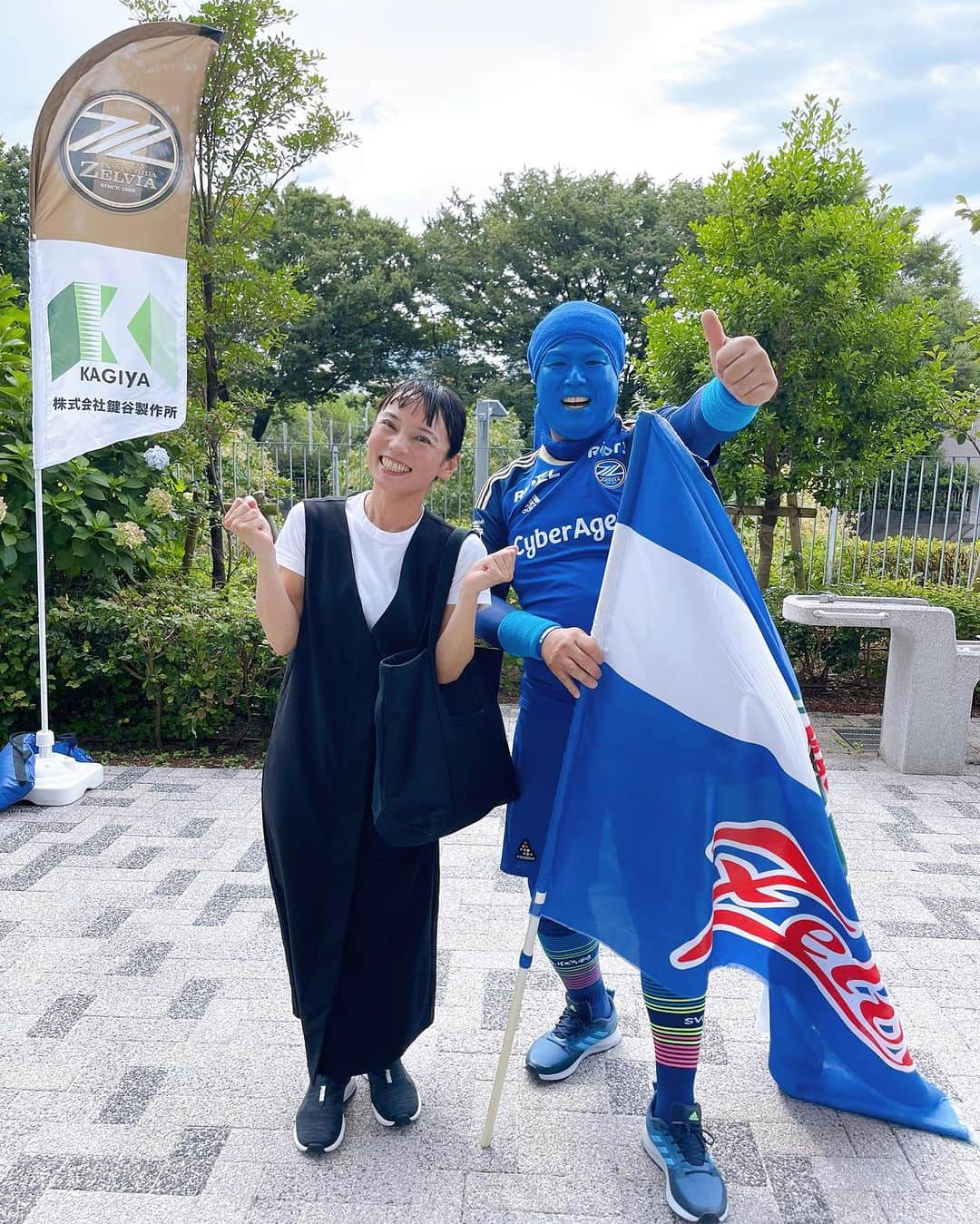 安田美香のインスタグラム：「顔面が ゼルビアBlueに染まった #FC町田ゼルビア のサポーターさんと⚽️  「今日は楽しみましょう！」とパチリ📱  サッカーを通して友達ができる！ サッカー最高♪  #町田東京V #zelvia #国立共闘 #verdy #Jリーグ #dazn #安田美香」