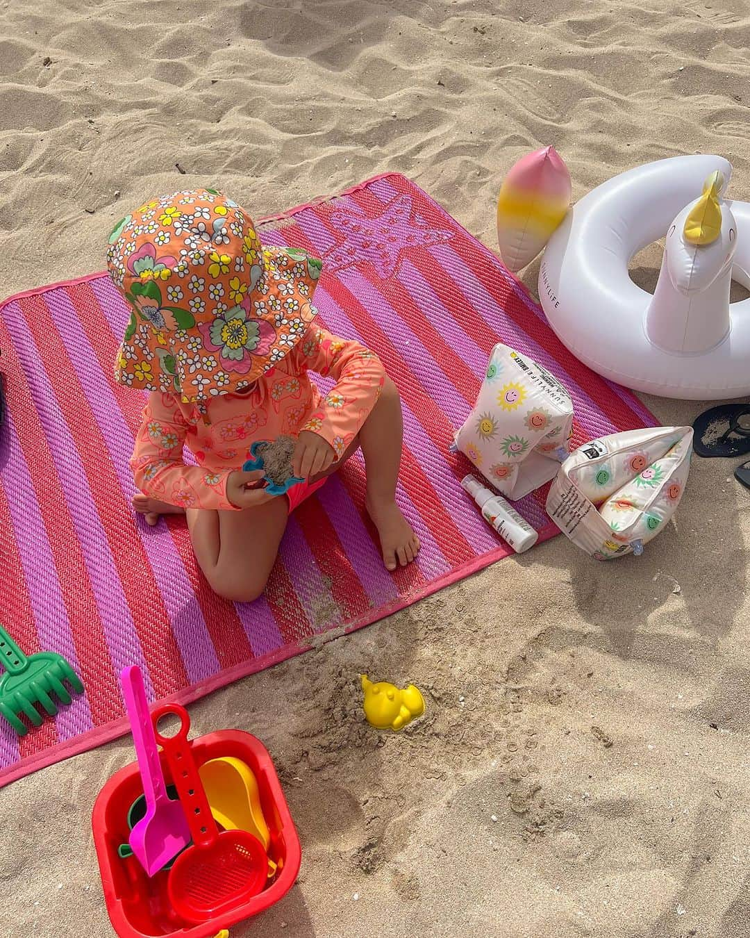 林弓束さんのインスタグラム写真 - (林弓束Instagram)「. beach time💖 視界に入るすべてが かわちい。。💖 . ペガサスの浮き輪は日本で 腕浮き輪はハワイで買ったけど 今見たら同じ @sunnylifeaustralia のだった❣️ . . . . #ビーチスタイル #ビーチグッズ  #女の子ママ  #2020年5月生まれ　#3歳女の子 #子連れハワイ #ハワイ旅行 #子連れハワイレポ #子連れハワイ旅行 #子連れ旅行 #hawaii #hawaiitrip #ママと娘 #母娘 #親子 #子供服 #こどもふく #まはりふく #ゆづしふく #東京ママ #親子コーデ #おやこーで #yzktrip」7月9日 17時24分 - hayashiyuzuka