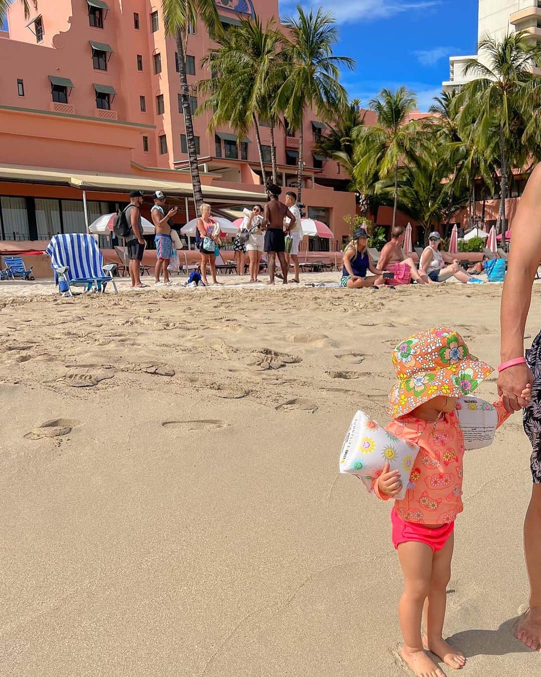 林弓束さんのインスタグラム写真 - (林弓束Instagram)「. beach time💖 視界に入るすべてが かわちい。。💖 . ペガサスの浮き輪は日本で 腕浮き輪はハワイで買ったけど 今見たら同じ @sunnylifeaustralia のだった❣️ . . . . #ビーチスタイル #ビーチグッズ  #女の子ママ  #2020年5月生まれ　#3歳女の子 #子連れハワイ #ハワイ旅行 #子連れハワイレポ #子連れハワイ旅行 #子連れ旅行 #hawaii #hawaiitrip #ママと娘 #母娘 #親子 #子供服 #こどもふく #まはりふく #ゆづしふく #東京ママ #親子コーデ #おやこーで #yzktrip」7月9日 17時24分 - hayashiyuzuka