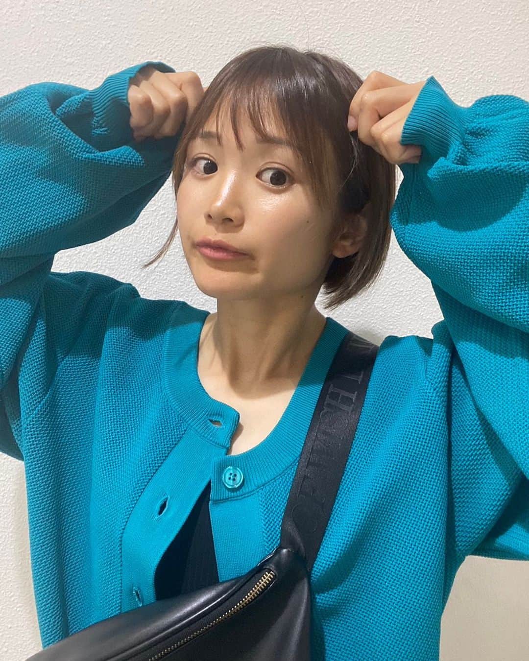 山中日菜美のインスタグラム：「.  一目惚れして即買った服👕  服は基本直感で買うか決めてる😶多分  Tシャツいっぱい欲しなる季節です！  #なんのポーズ？  #陸上#陸上競技#陸上女子#アスリート#スポーツ#スプリント#被写体#被写体モデル#ポートレート」