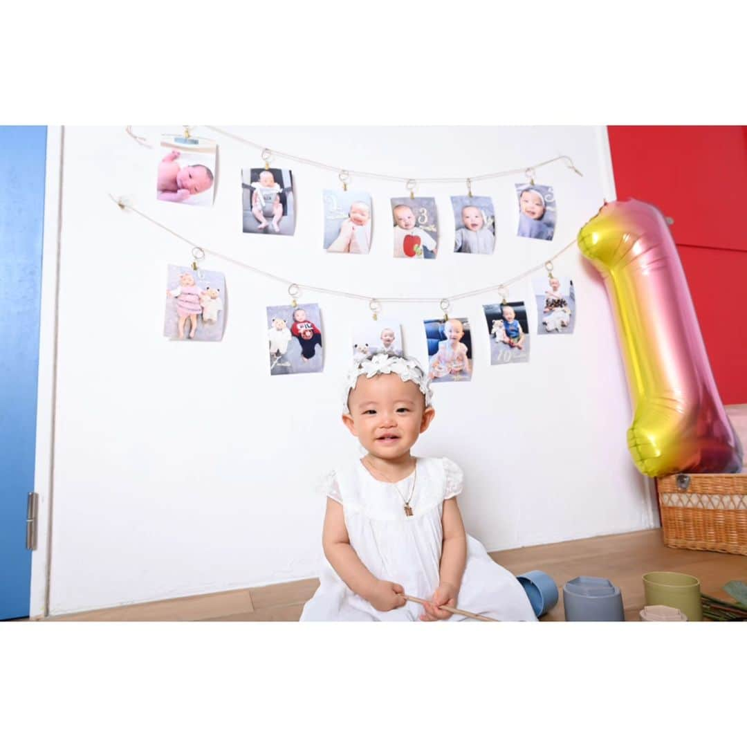 Photo Studio178のインスタグラム：「一歳おたんじょうび🎂  マンスリーフォトを お持ち込みいただきました👶 　 ✽.｡.:*・ ✽.｡.:* ・  7/11-13【無料撮影会】開催✨ 詳細はストーリーリンクから💨  https://17hachi.com 　 #赤ちゃん #成長記録 #女の子赤ちゃん #1歳誕生日 #つかまり立ち #ベビーフォト #マンスリーフォト ⁣⁣⁣⁣ #baby⁣⁣⁣⁣ #babygirl  #はじめてきねんび ⁣⁣⁣⁣ #コドモノ #ママリ #イクママ #ベビーモデル  #ベビーグラム  #赤ちゃんのいる生活⁣⁣⁣⁣ #子どもの日常をもっと写真に⁣⁣⁣ #赤ちゃんモデル部⁣ #月齢フォト⁣⁣⁣⁣  #東京 #月島 #勝どき #豊洲  #晴海 #有明 #中央区 #江東区⁣⁣⁣⁣ #フォトスタジオ」